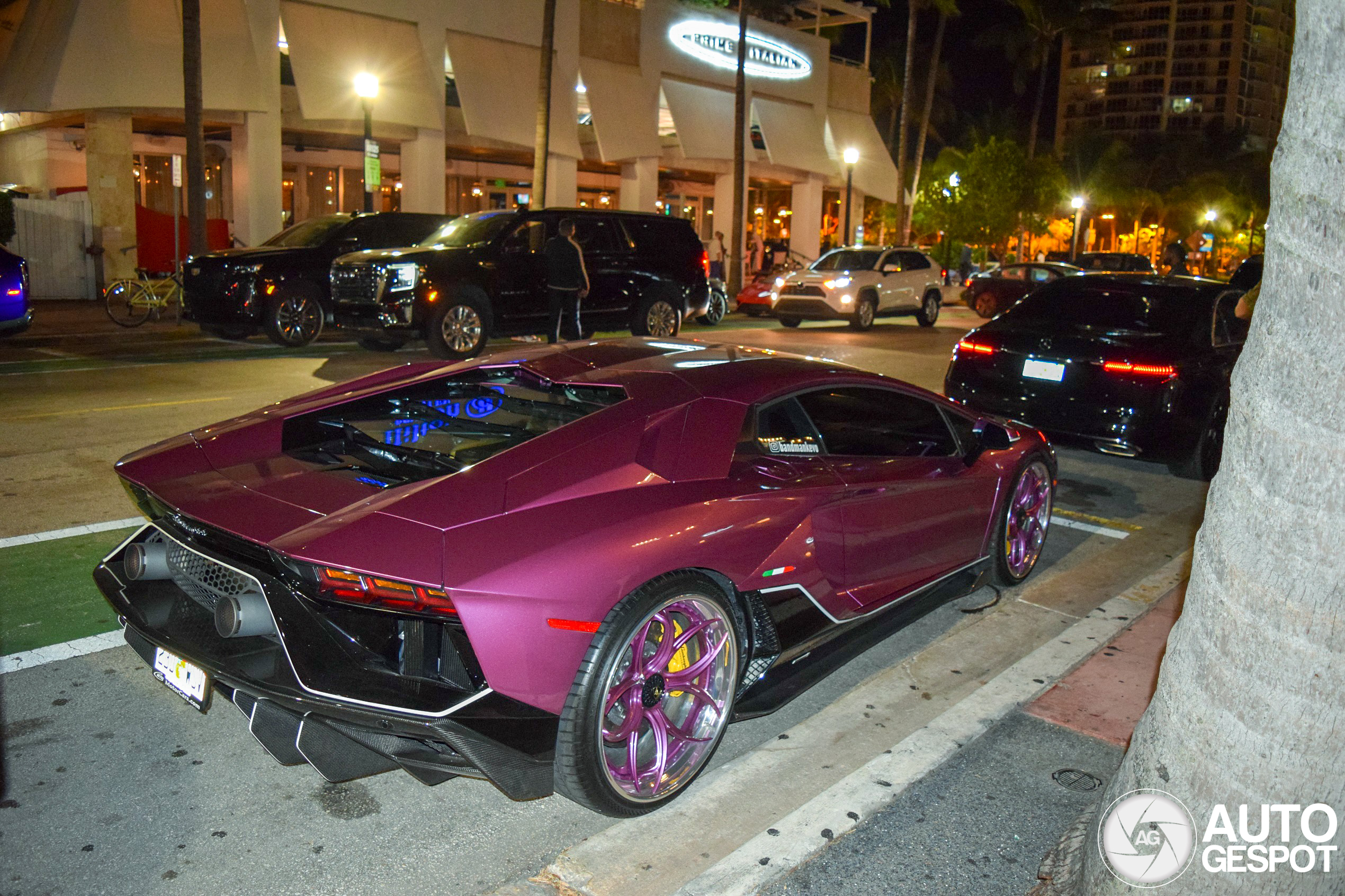 Amerikaanse artiest rijdt de ultieme roze Lamborghini