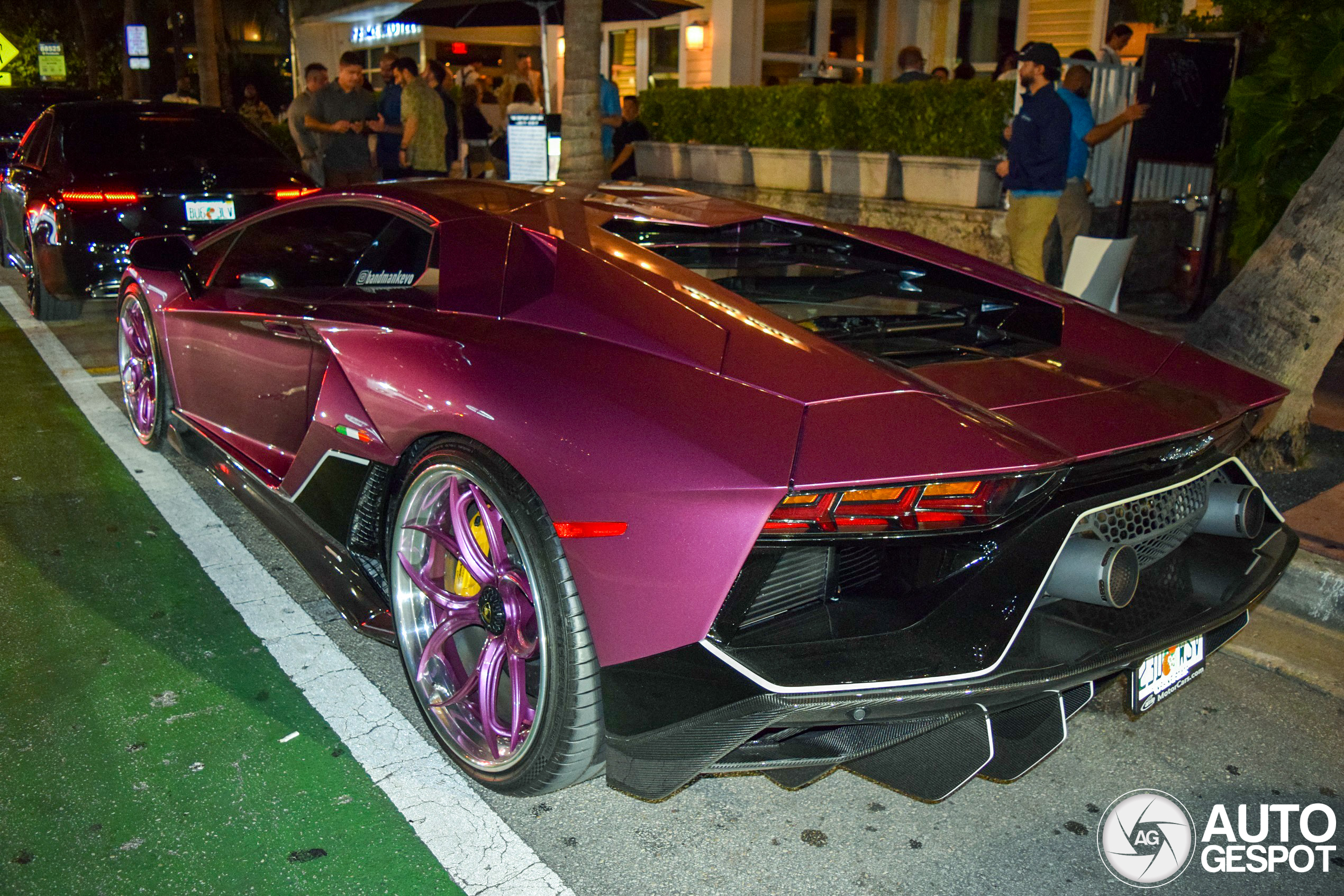 Amerikanischer Künstler fährt einen rosafarbenen Lamborghini