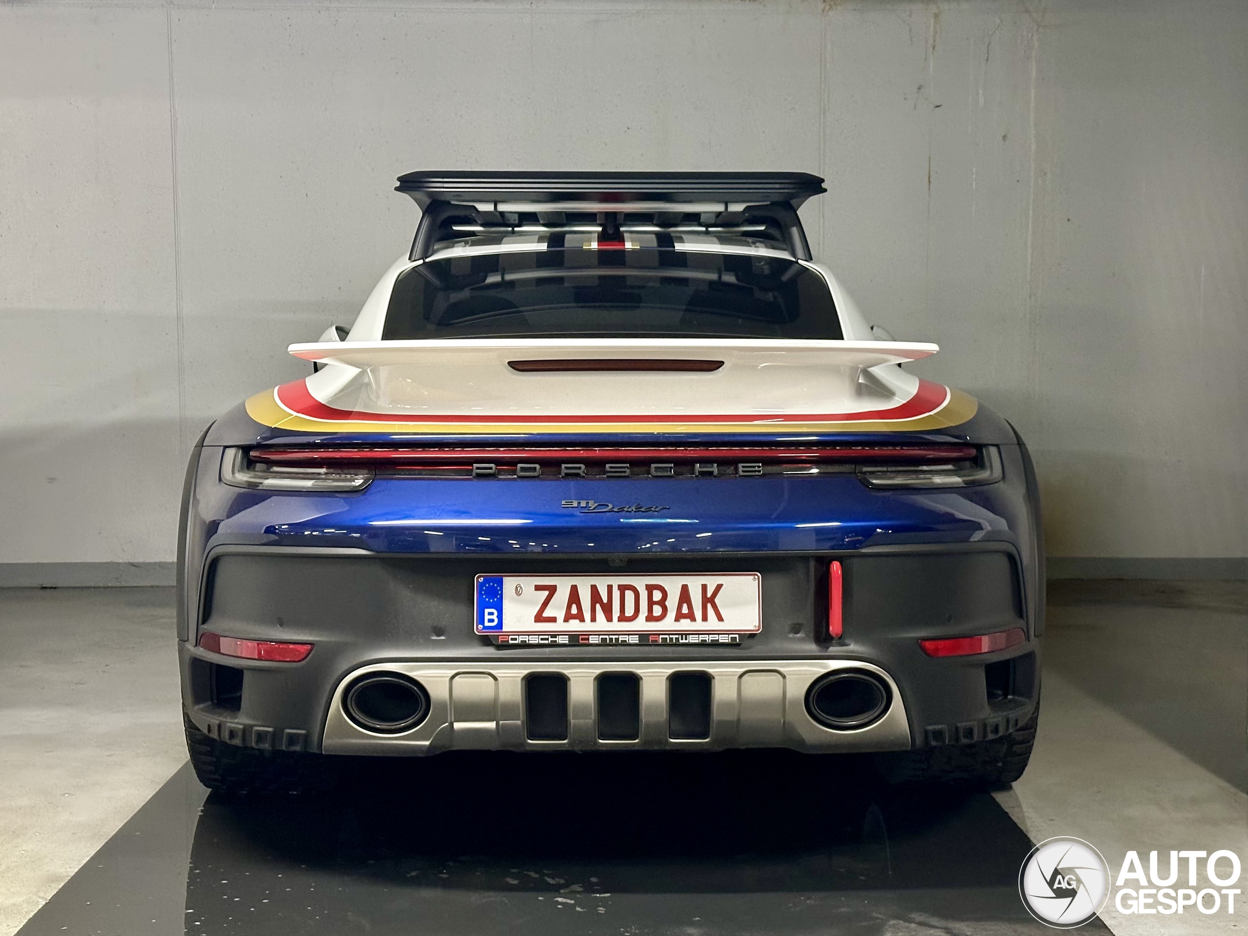 Kenteken Belgische Porsche 911 Dakar zegt waar het op staat