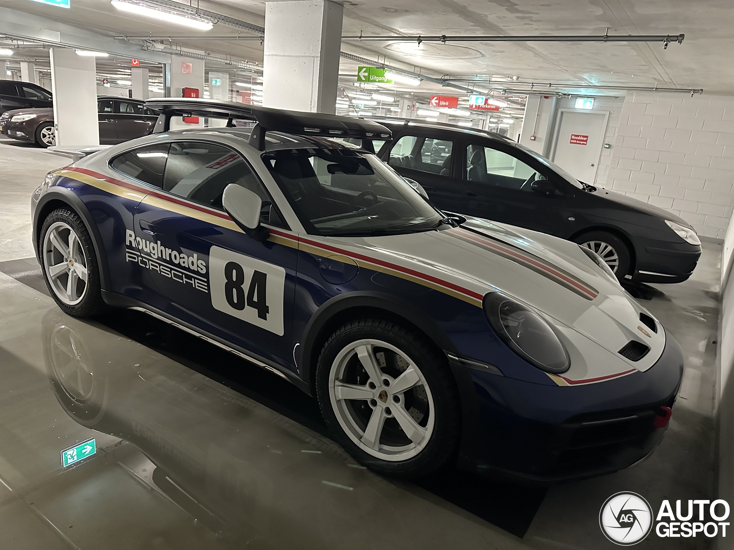 Kenteken Belgische Porsche 911 Dakar zegt waar het op staat
