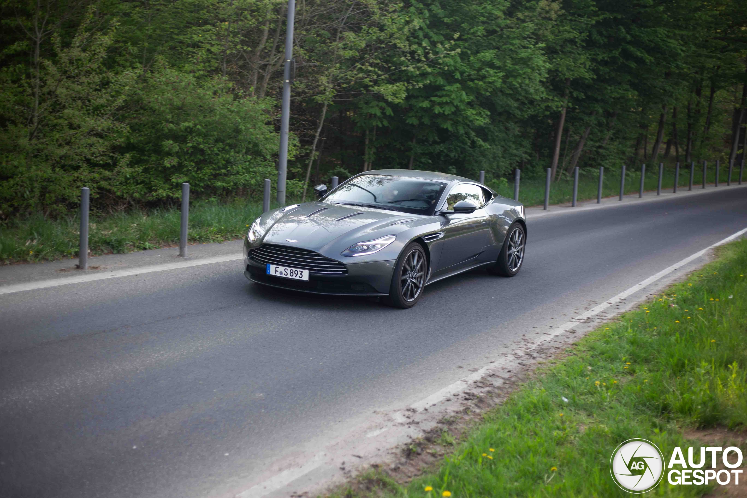 Aston Martin DB11