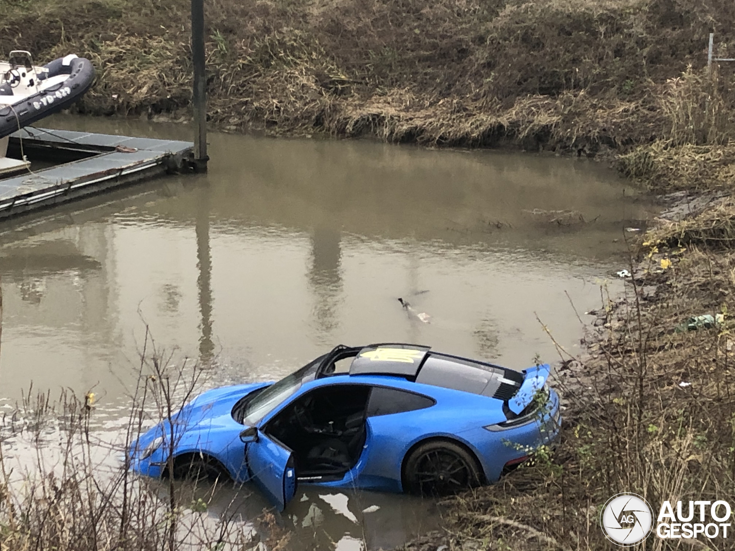 Ein Porsche 992 Carrera 4 GTS landet im See