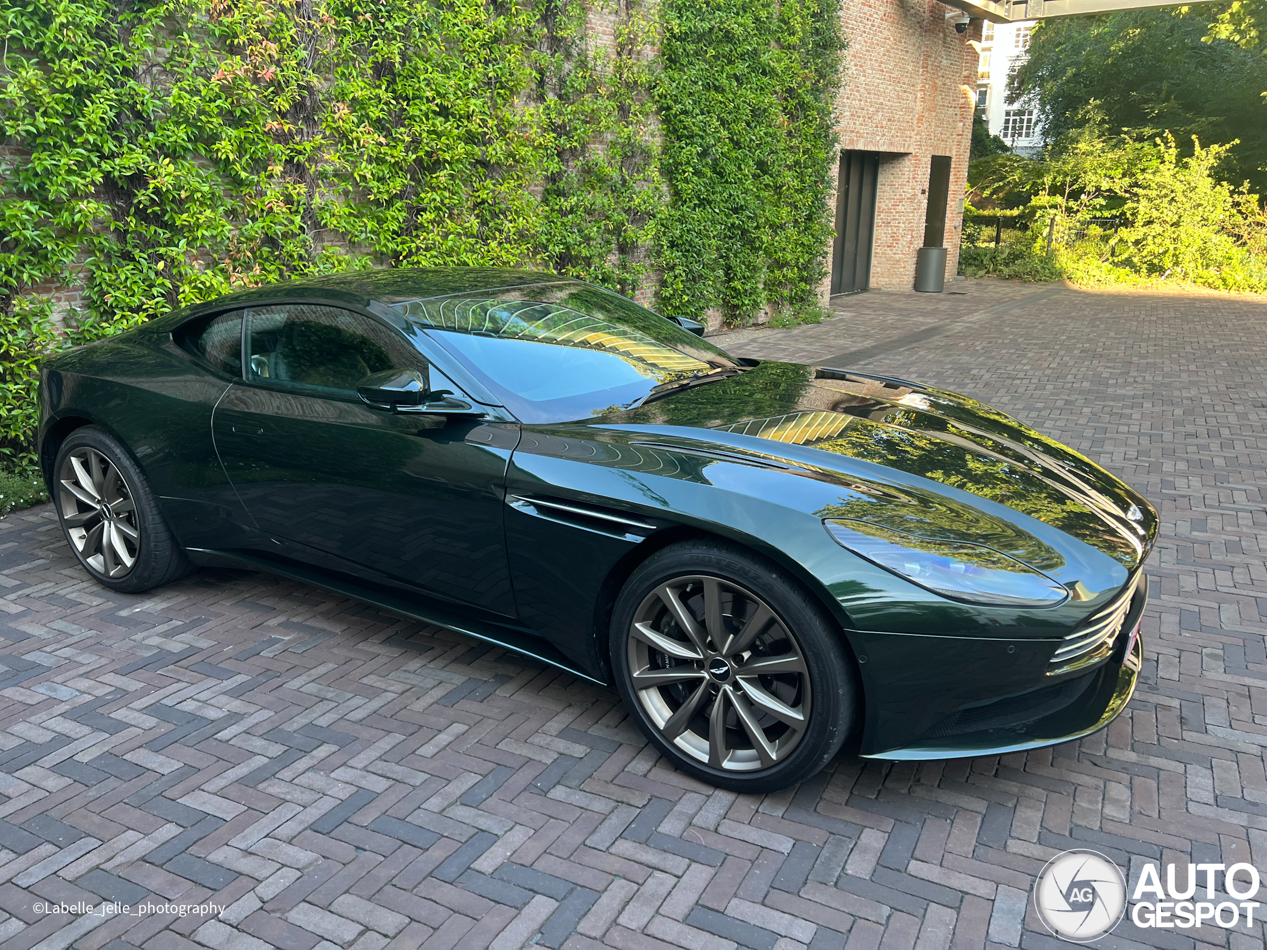 Aston Martin DB11 V8