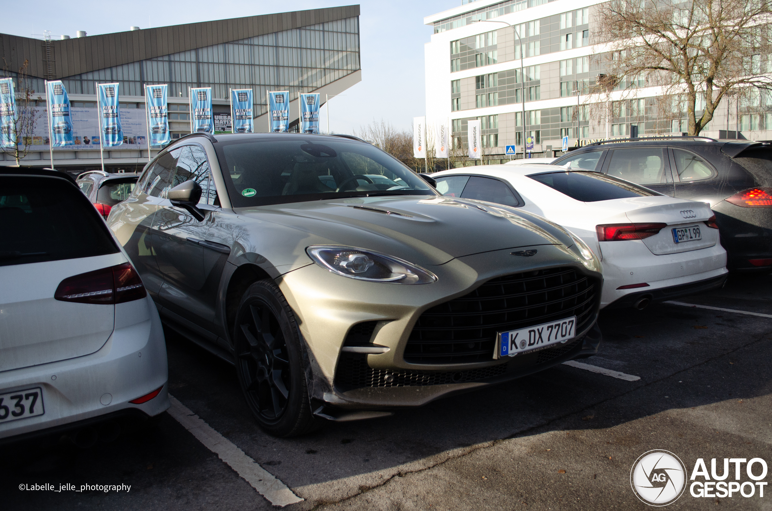 Aston Martin DBX707