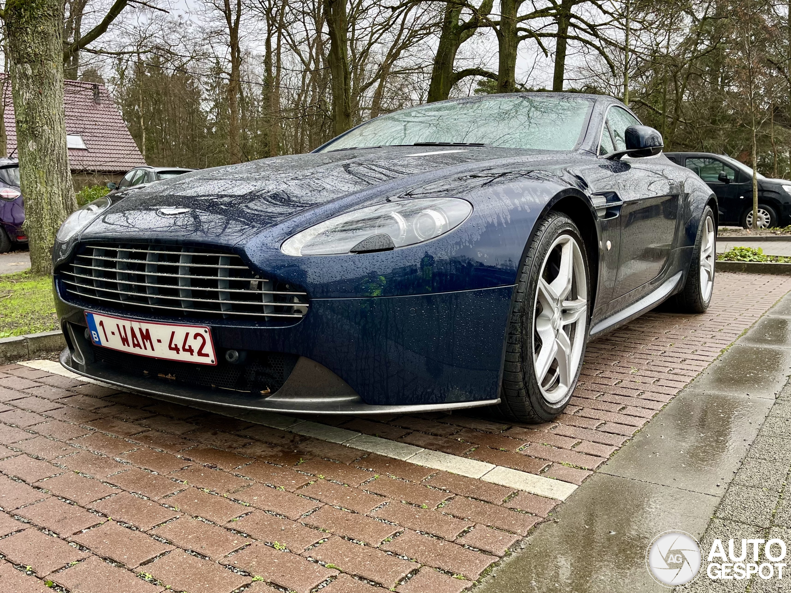 Aston Martin V8 Vantage 2012