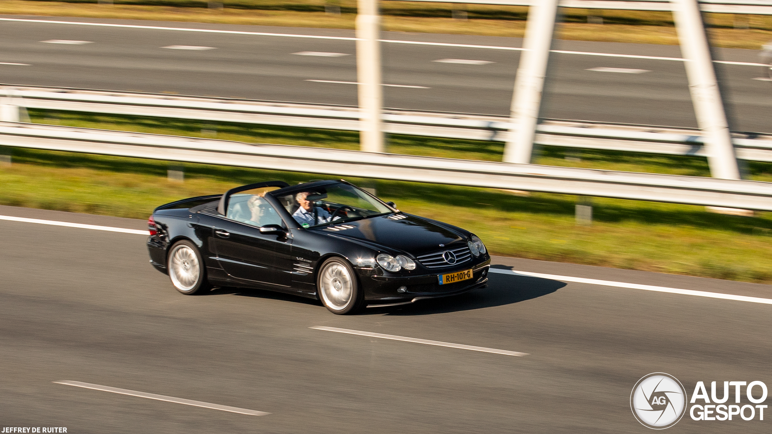 Is het niet prachtig, een onopvallende cabrio met een V12