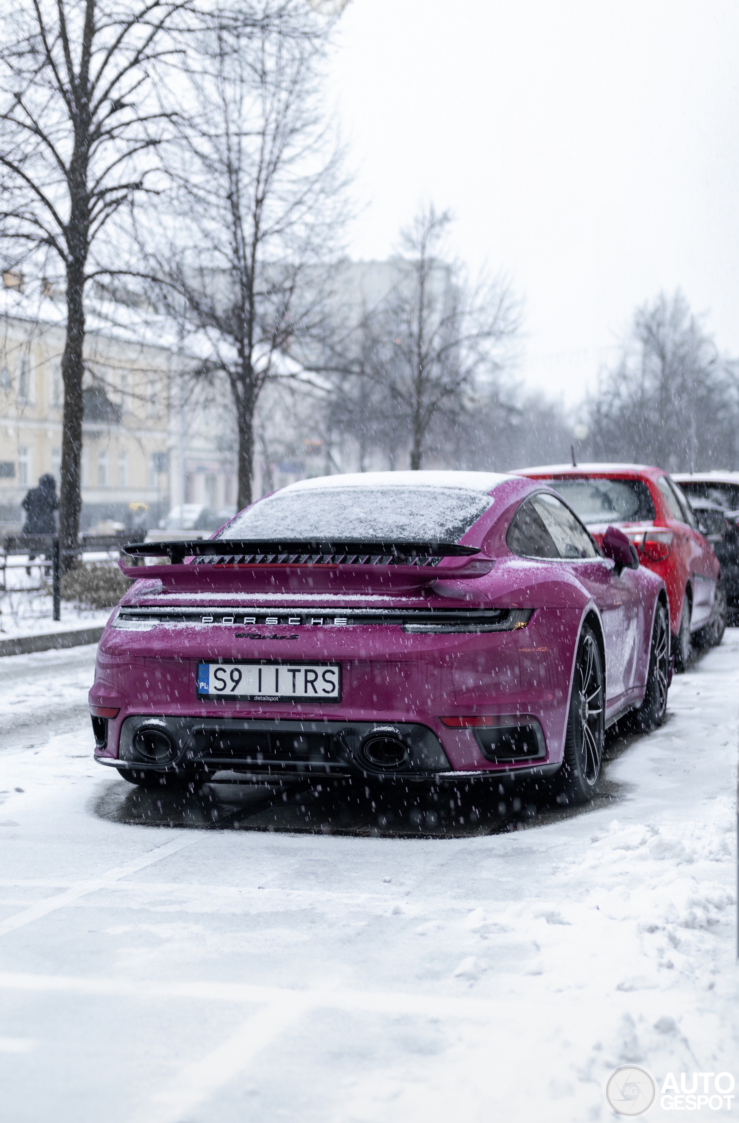 Der Turbo S fügt sich nahtlos in die winterliche Kulisse ein