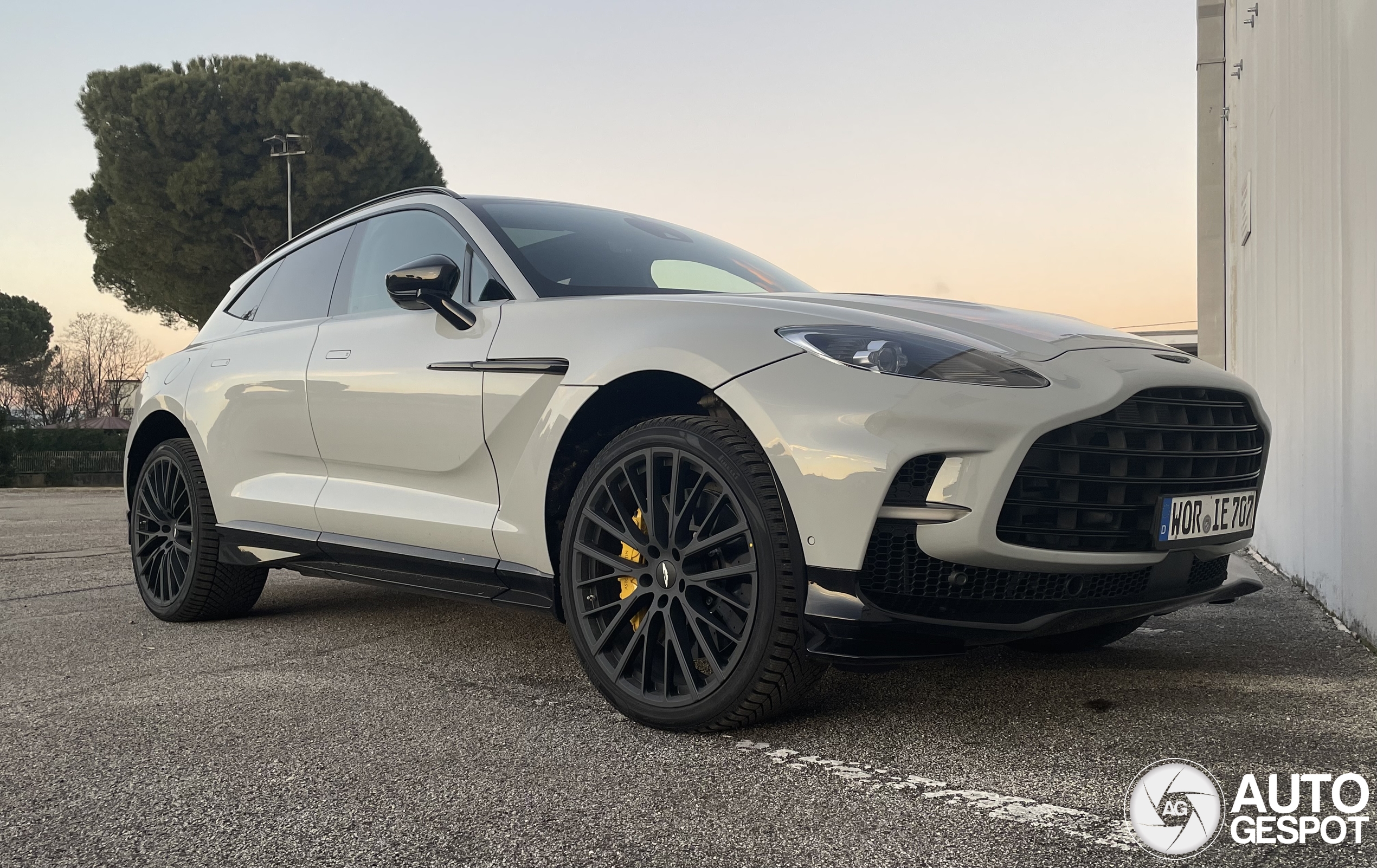 Aston Martin DBX707