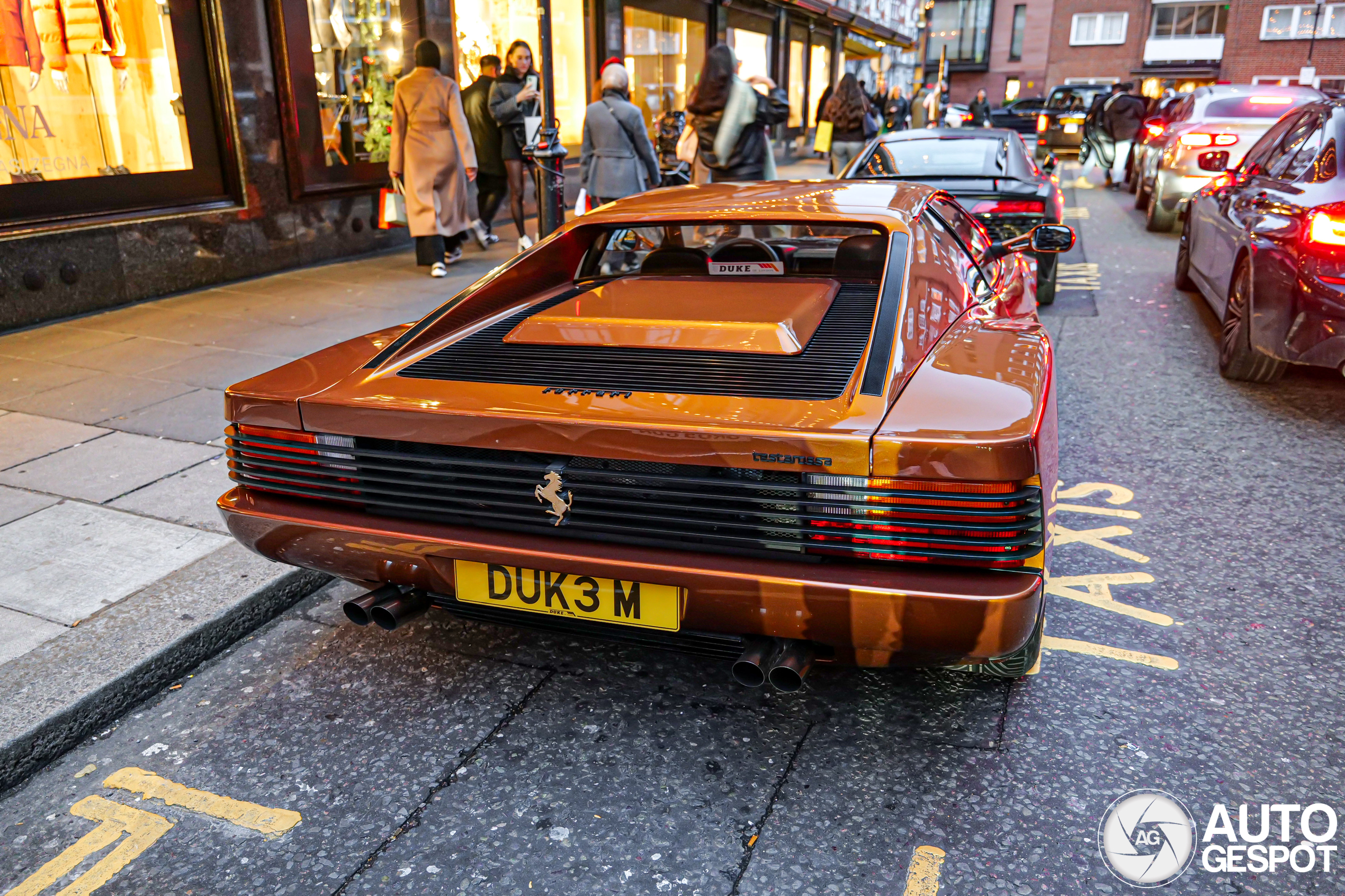 Bruine Ferrari Testarossa valt op in Londen