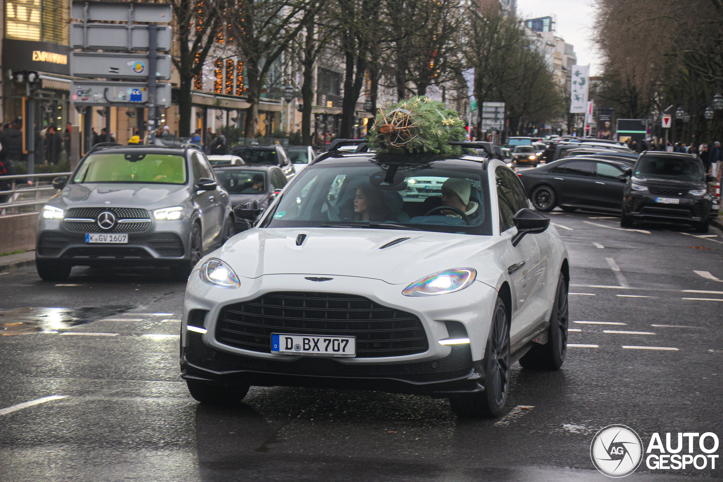 Aston Martin DBX707