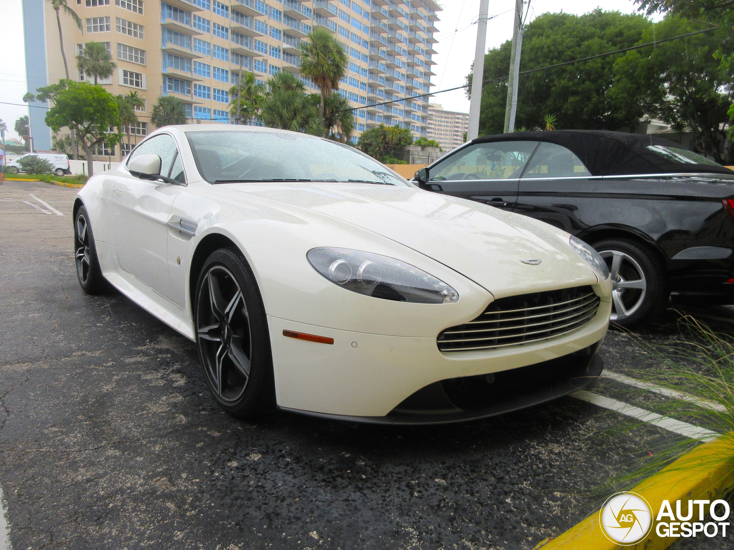 Aston Martin V8 Vantage 2012