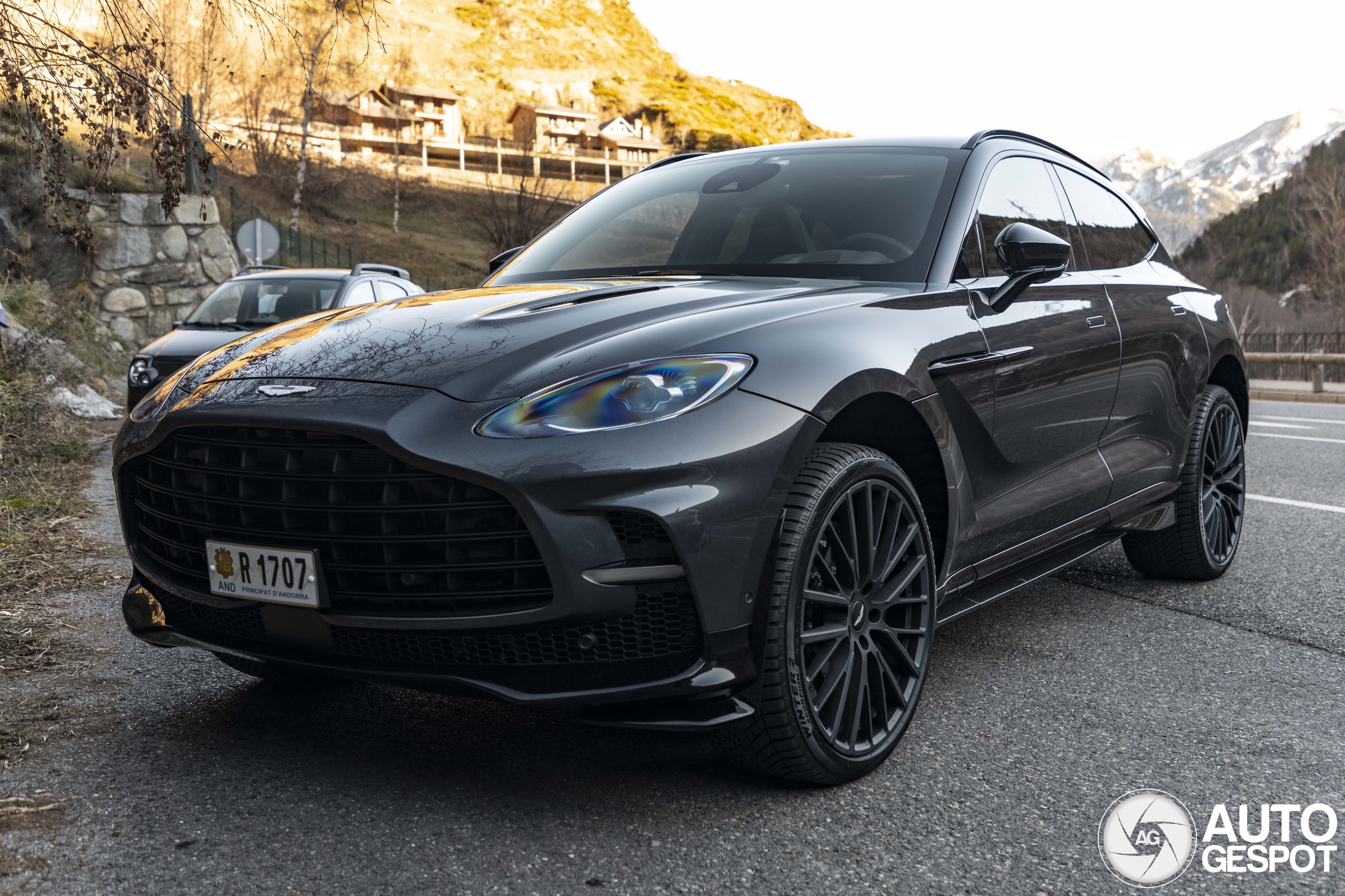 Aston Martin DBX707