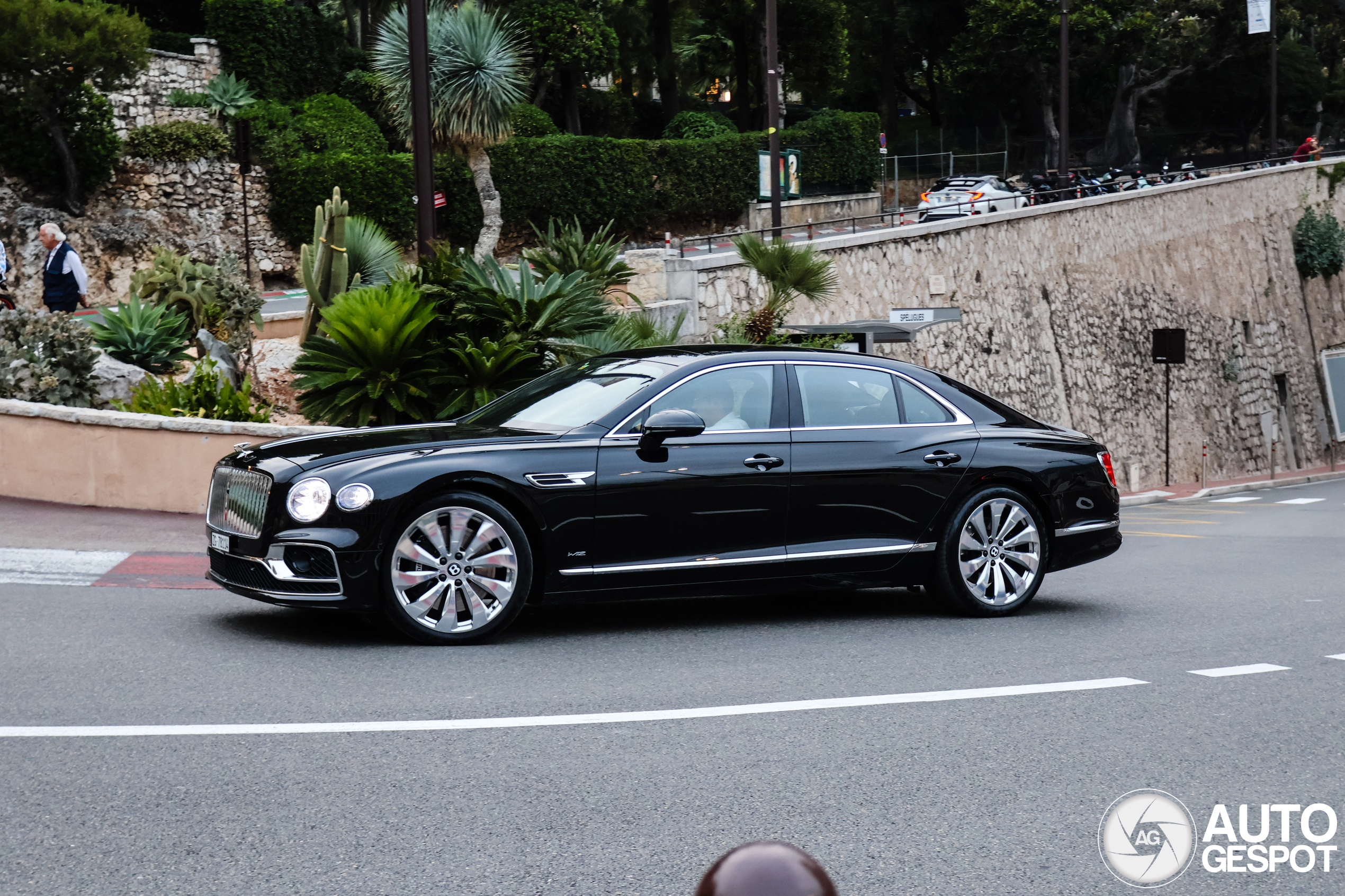 Bentley Flying Spur Ｗ12 New W12 Bentley Flying Spur is a 207mph, 626bhp limo. Full