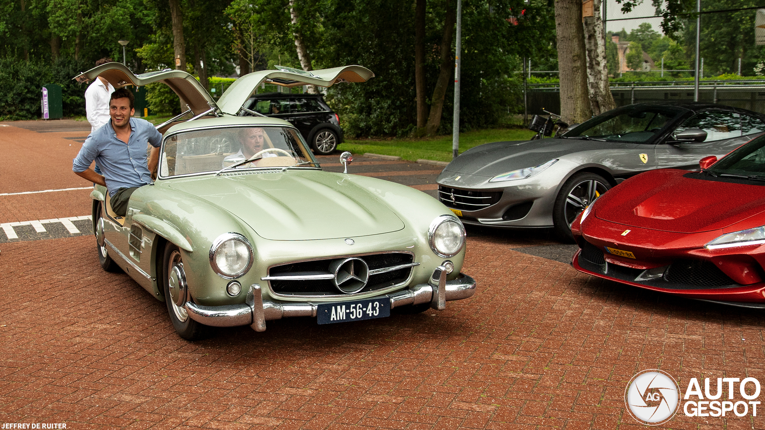 Two happy 300 SL drivers