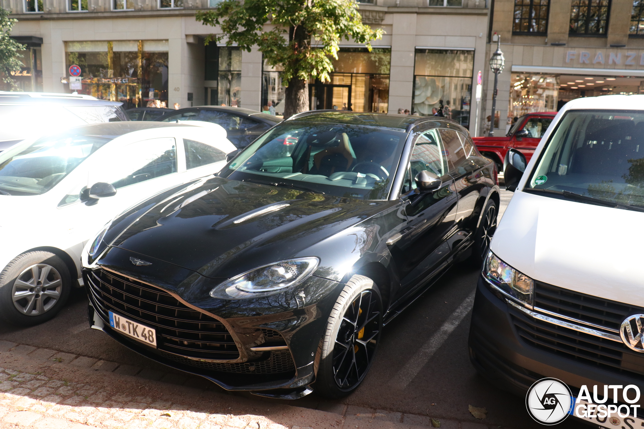 Aston Martin DBX707