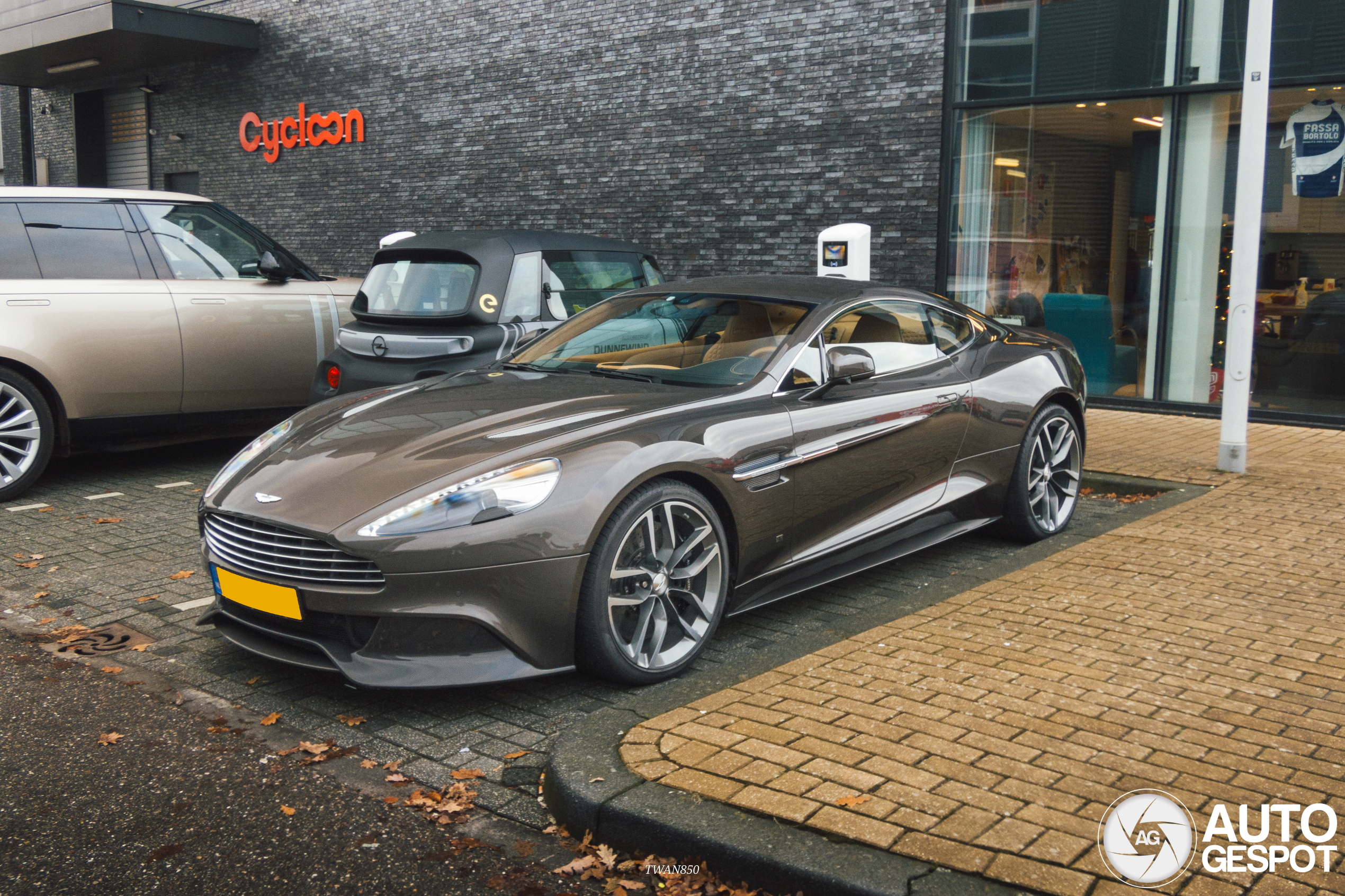 Aston Martin Vanquish 2013