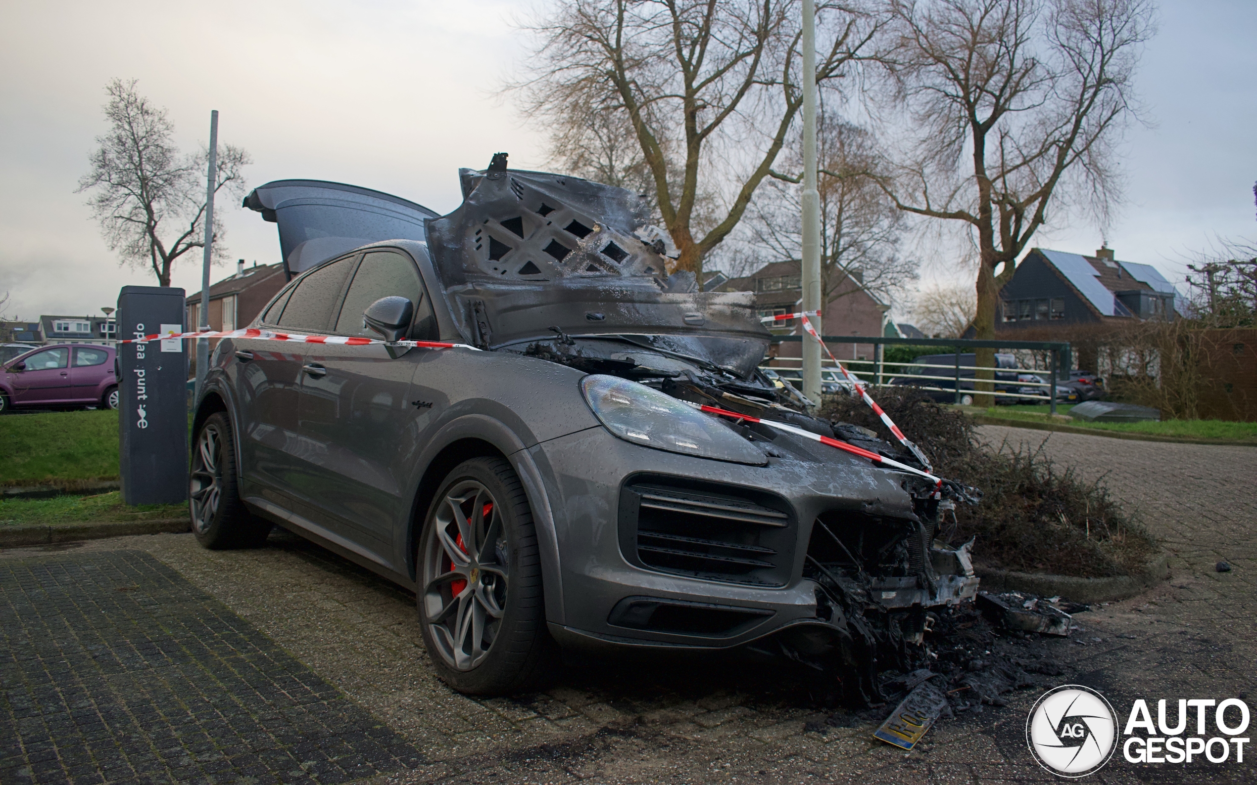 Afgefikte Porsche Cayenne schrikt Nederlands dorp op!