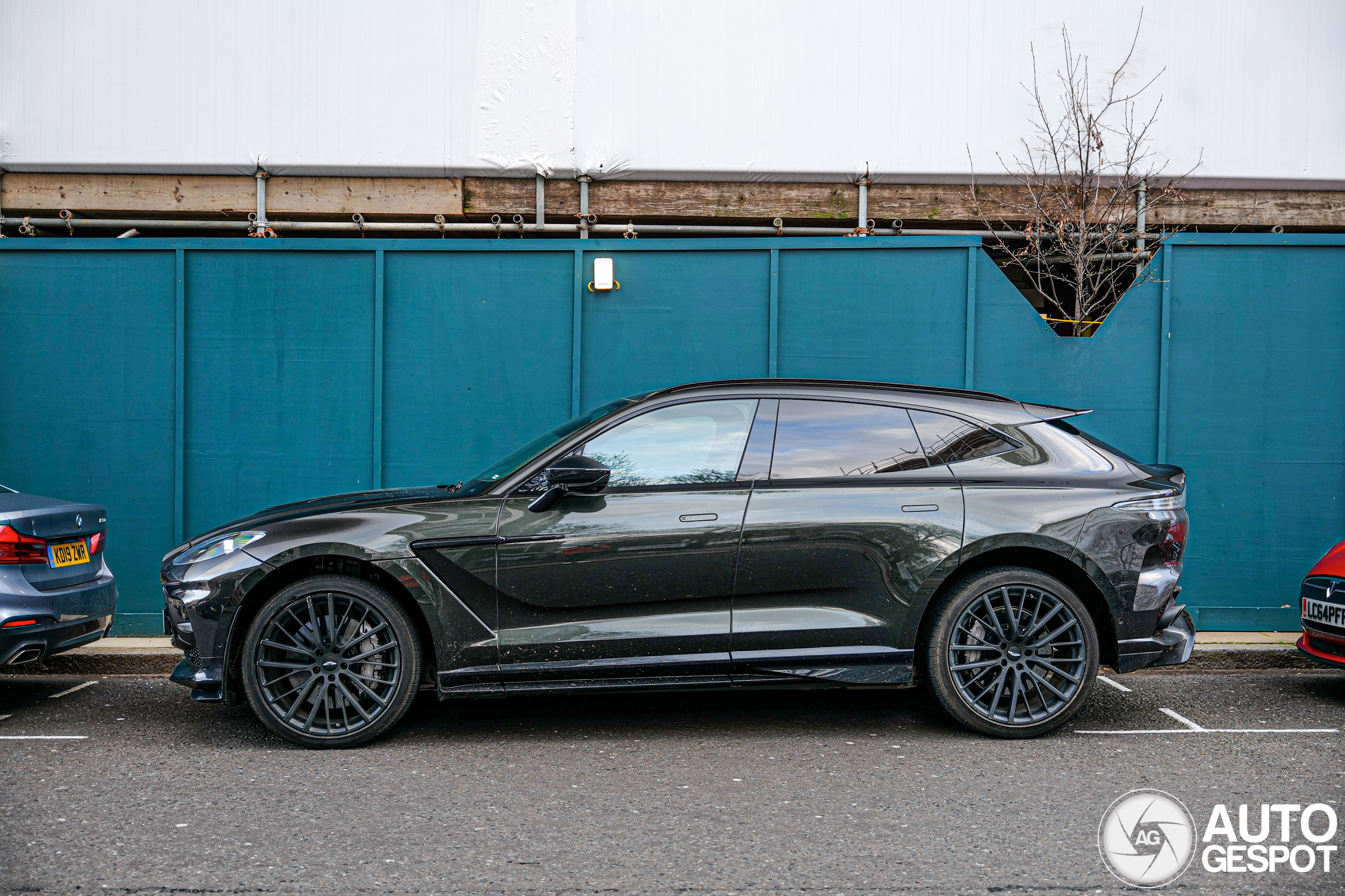 Aston Martin DBX707