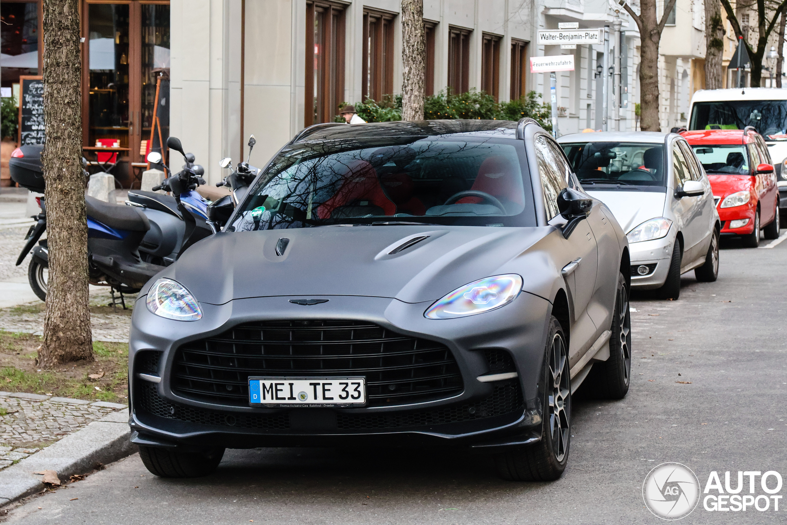 Aston Martin DBX707