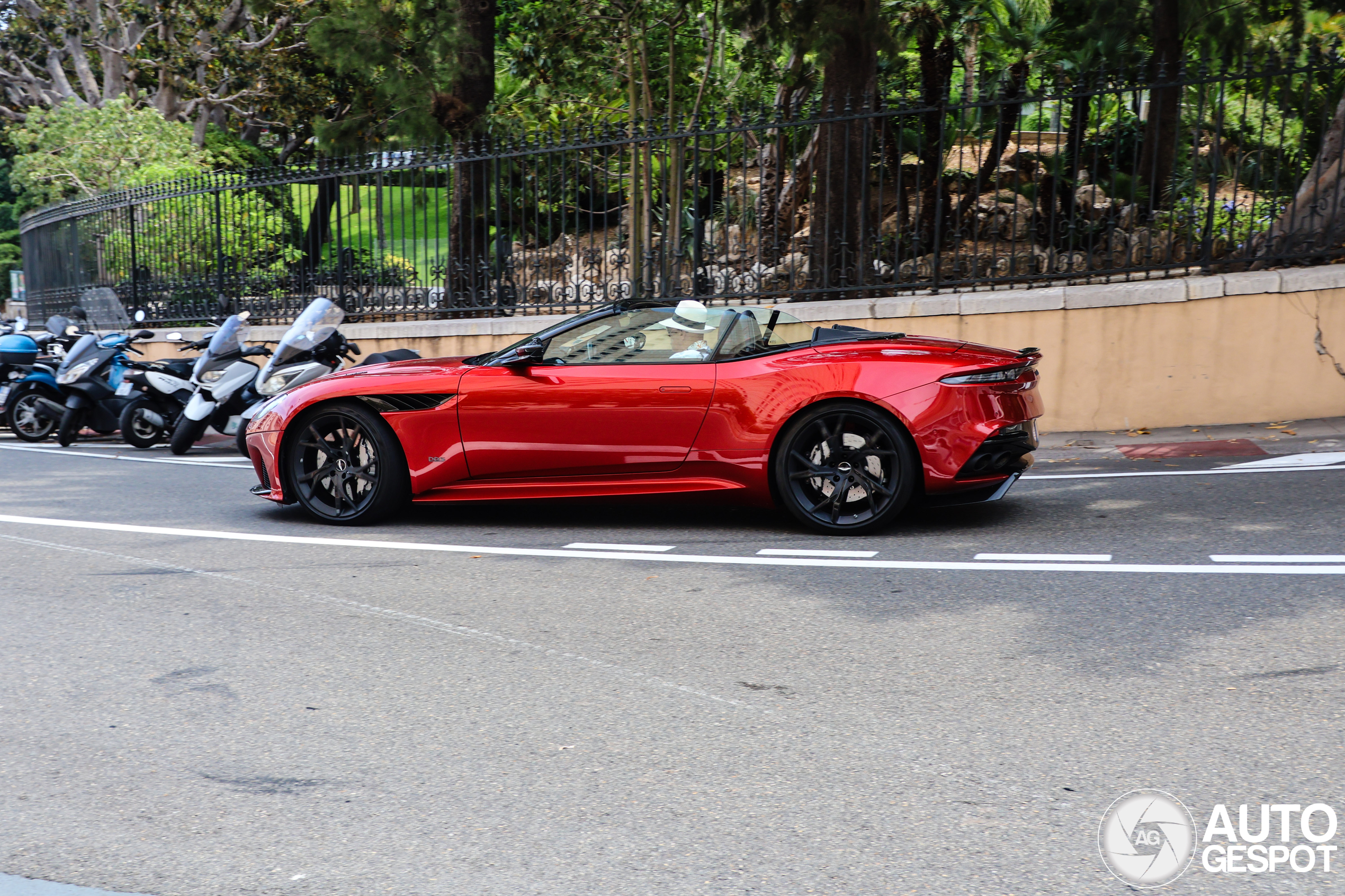 Aston Martin DBS Superleggera Volante