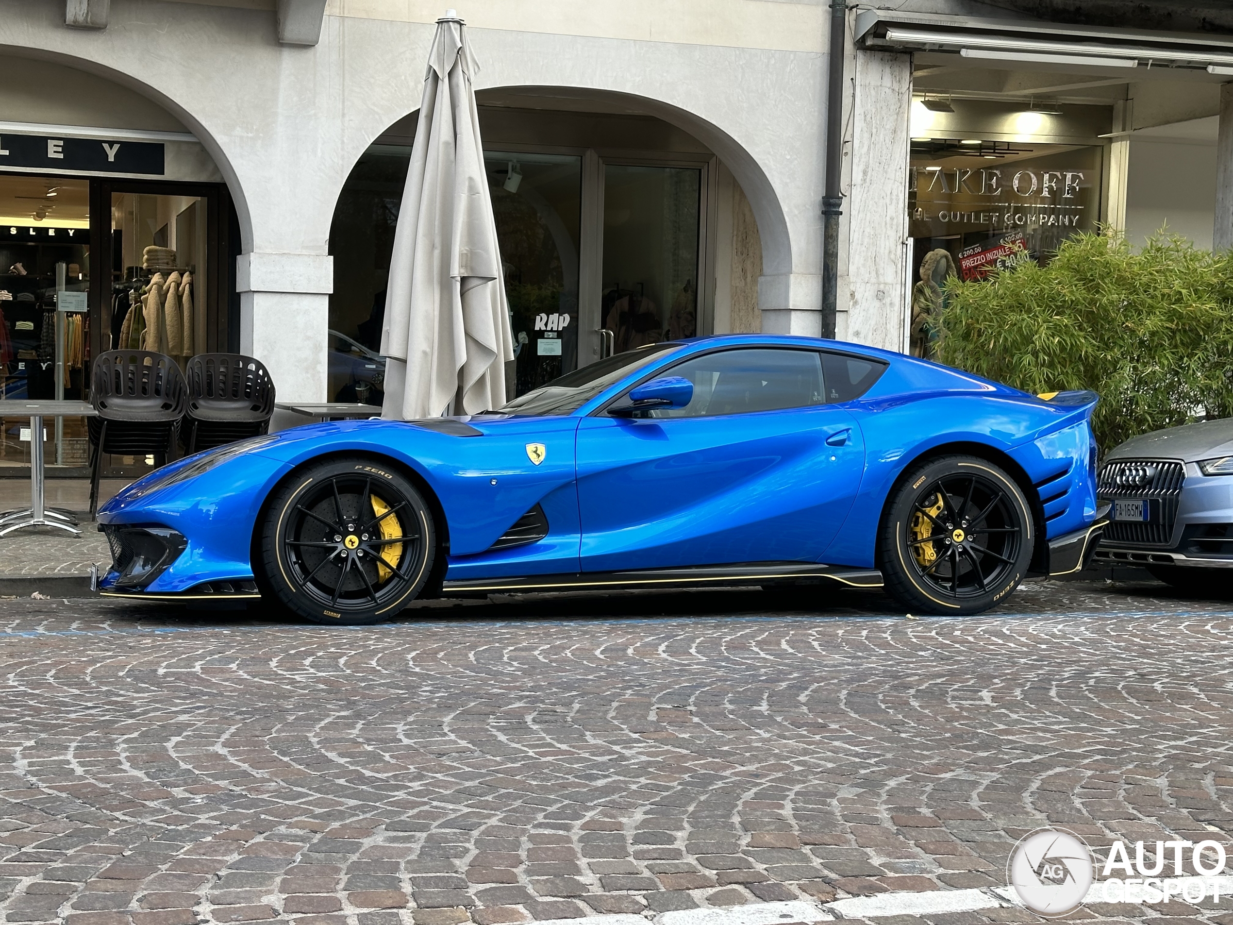 Kleurrijke Ferrari 812 Competizione valt op in Italië