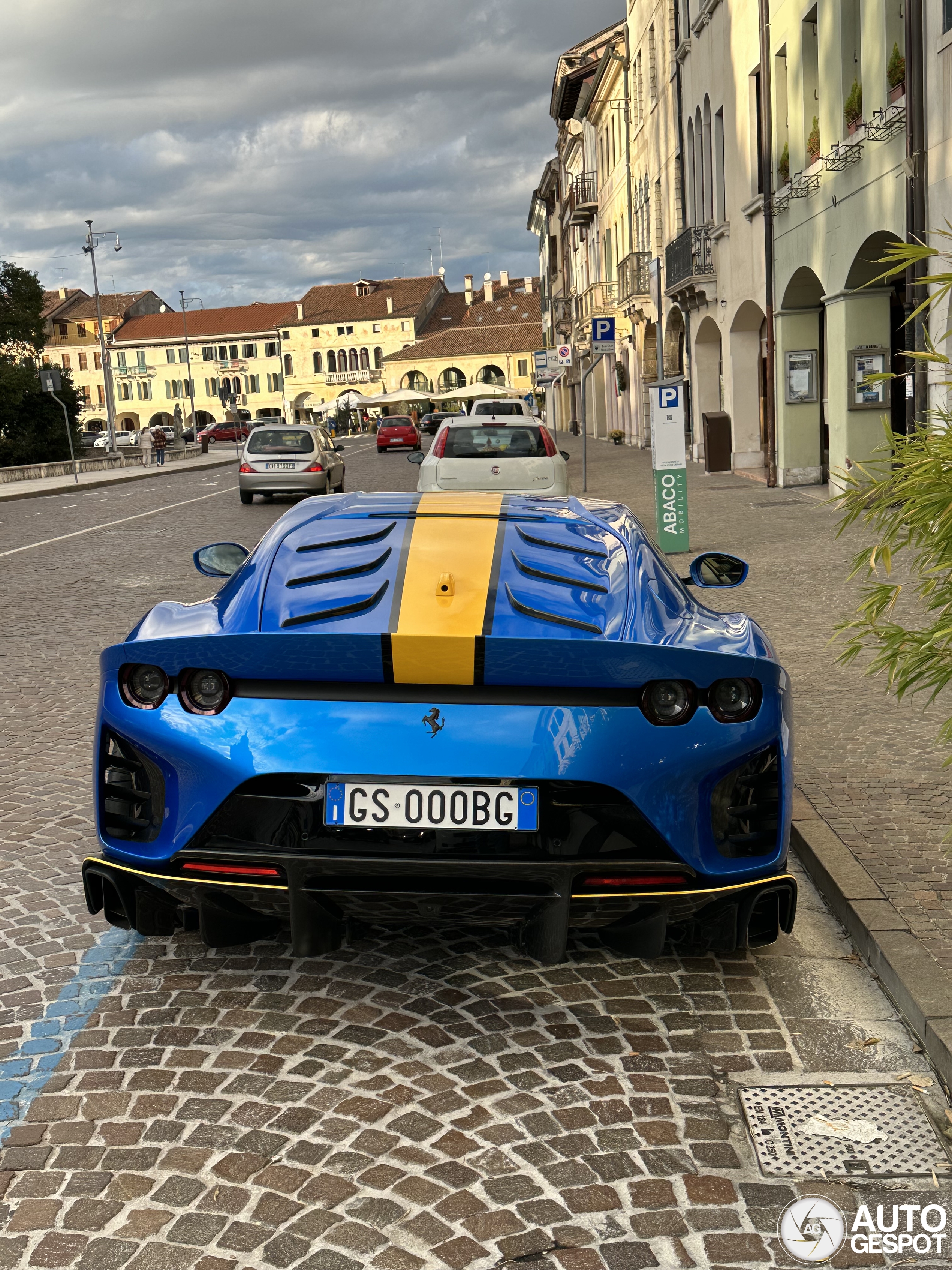 Kleurrijke Ferrari 812 Competizione valt op in Italië