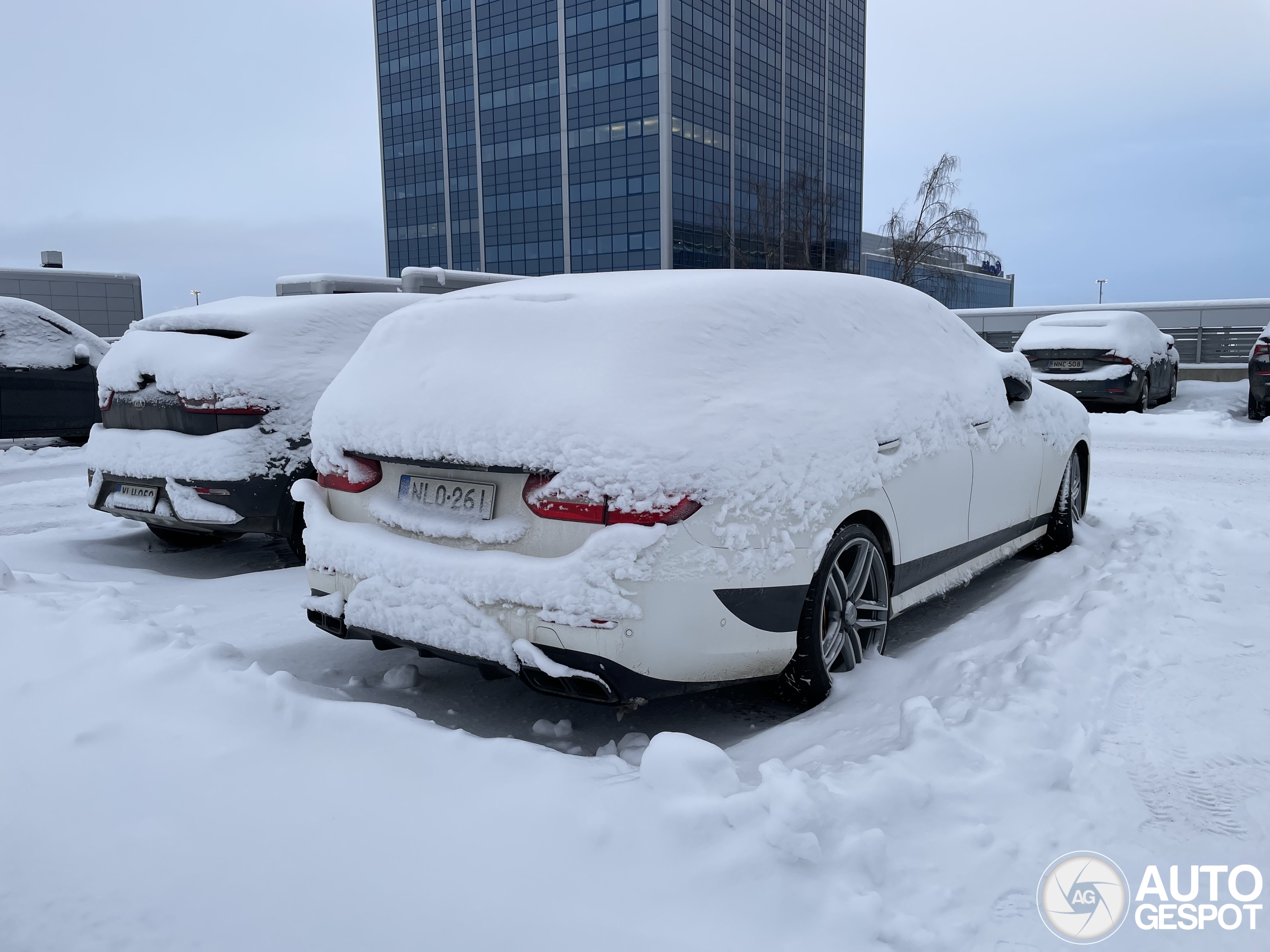 Finse Mercedes E63 AMG eigenaar moet aan de bak