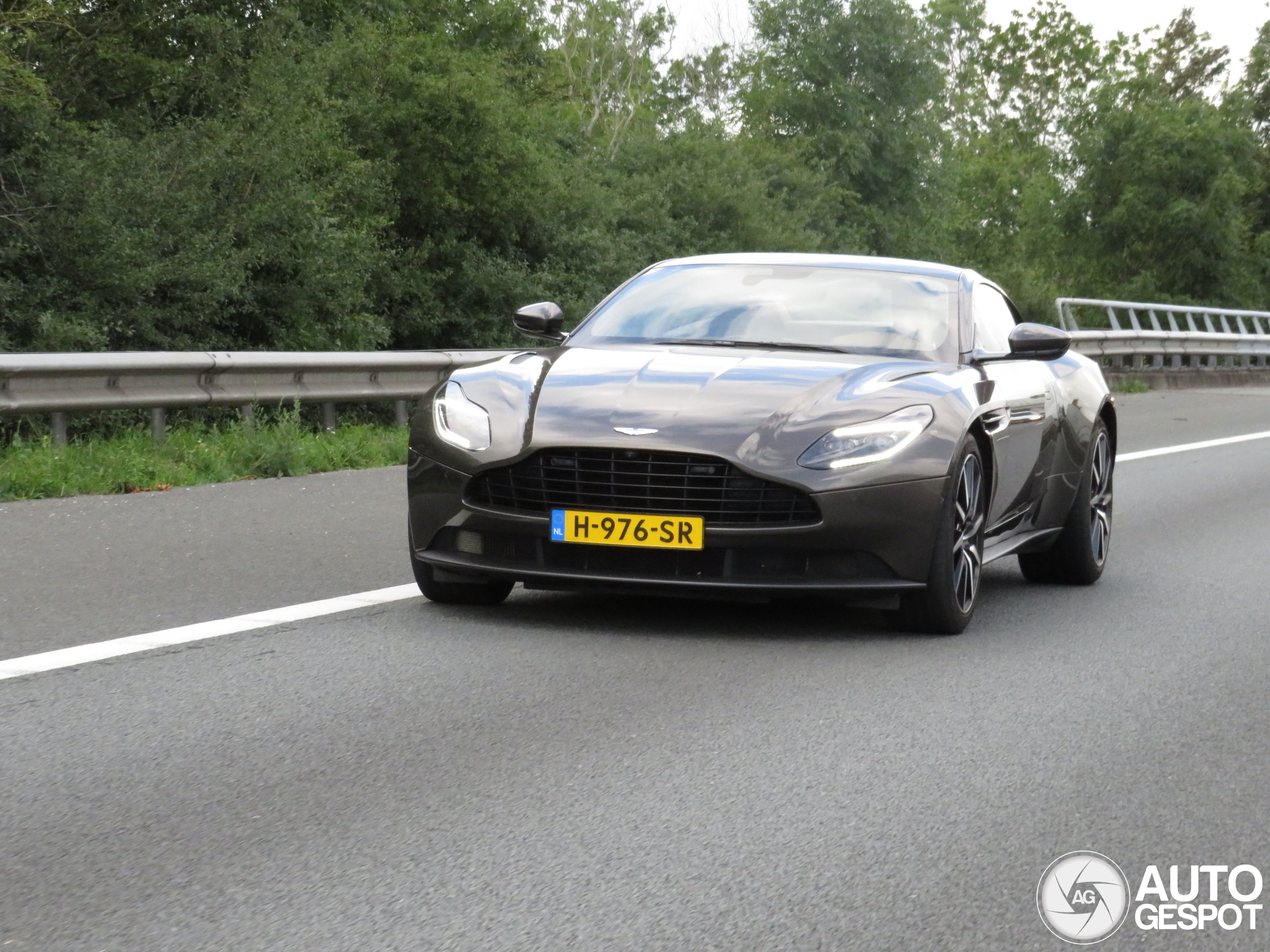 Aston Martin DB11 V8