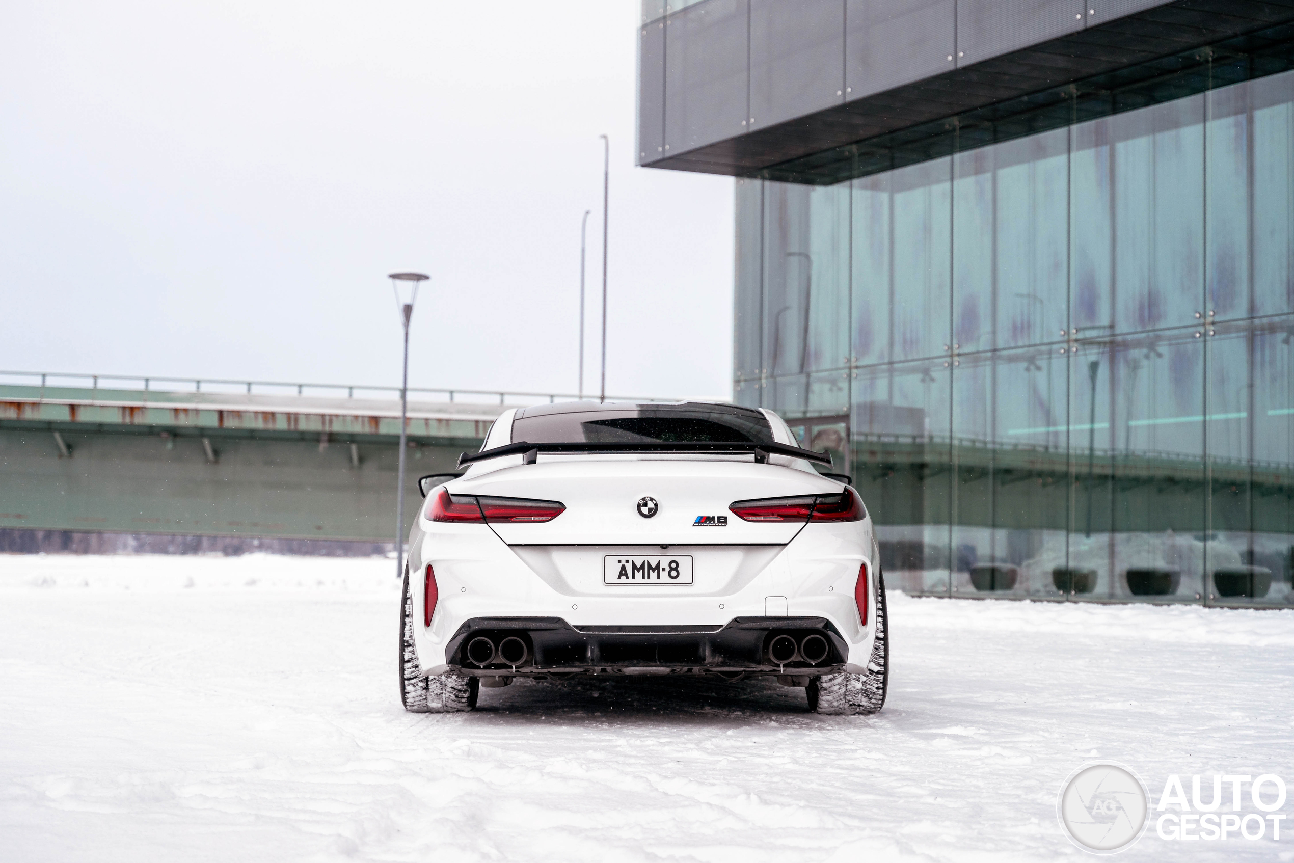 BMW M8 is niet bang voor een beetje sneeuw