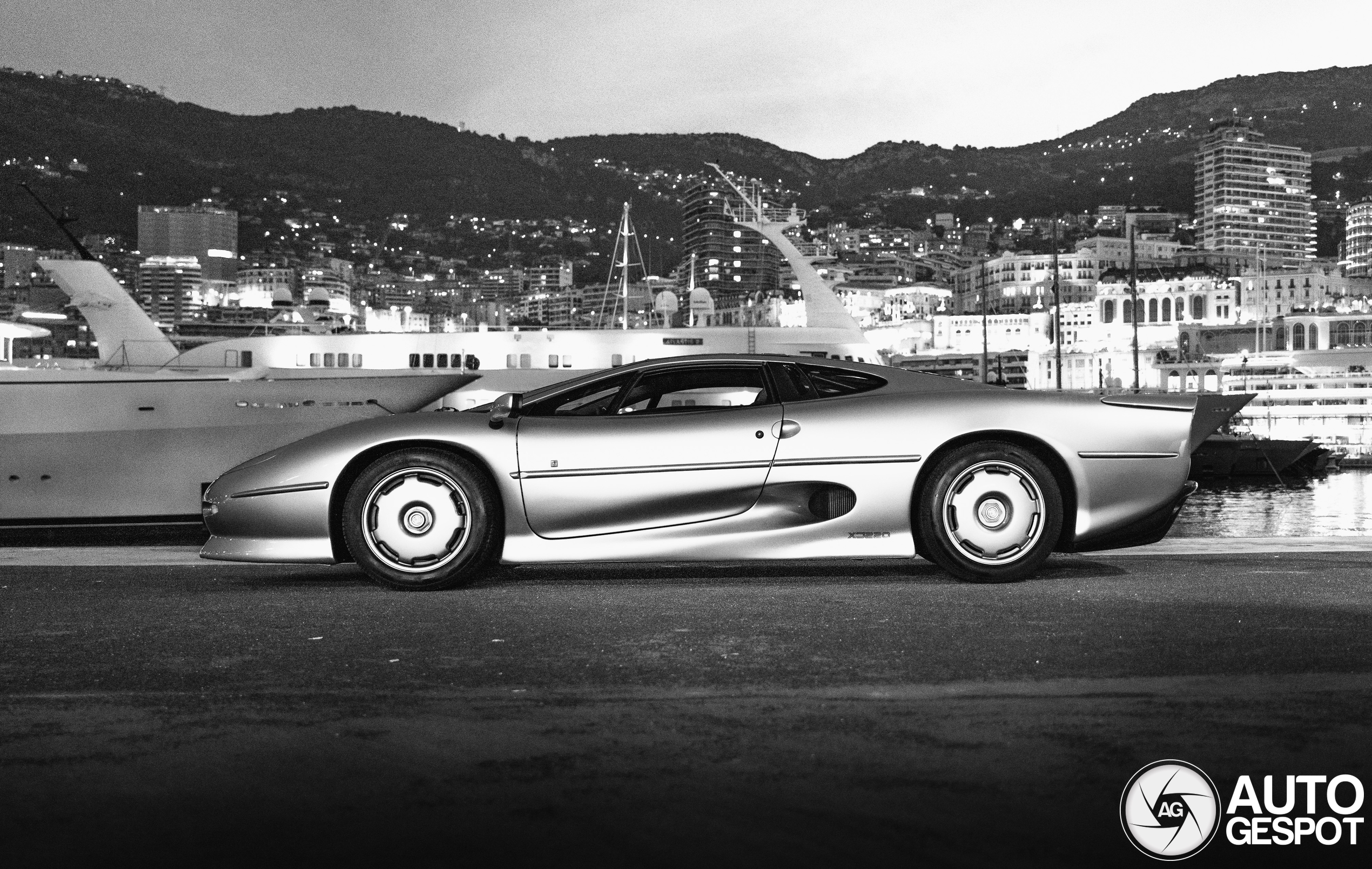 Jaguar XJ220