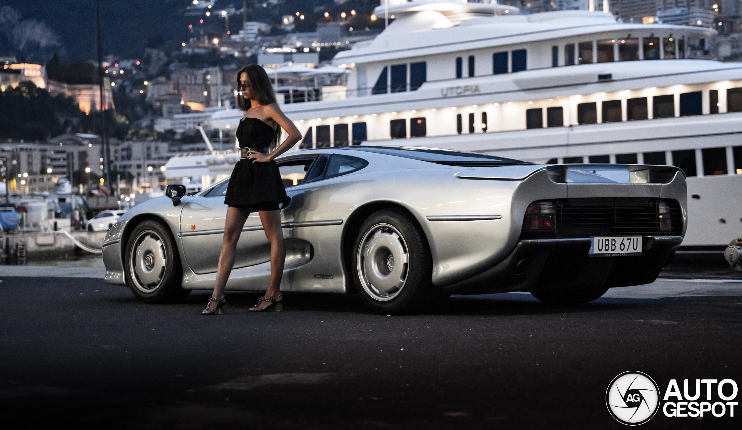 Im Hafen von Monaco erstrahlt der Jaguar Supersportwagen als Modell.