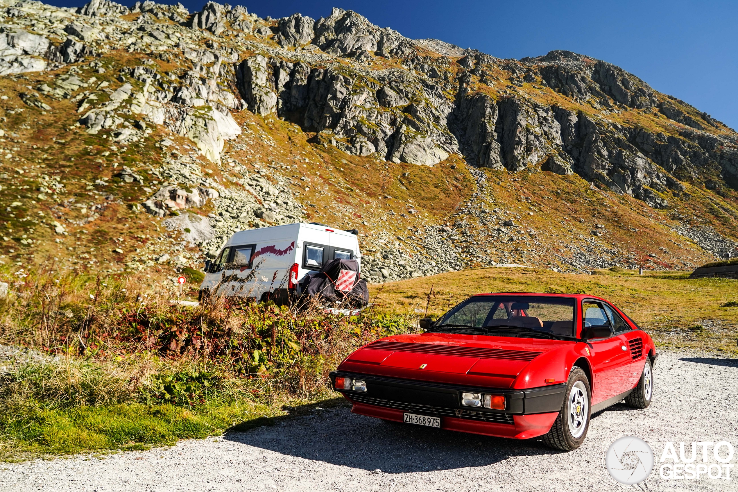 Ferrari Mondial speelt in de Zwitserse bergen