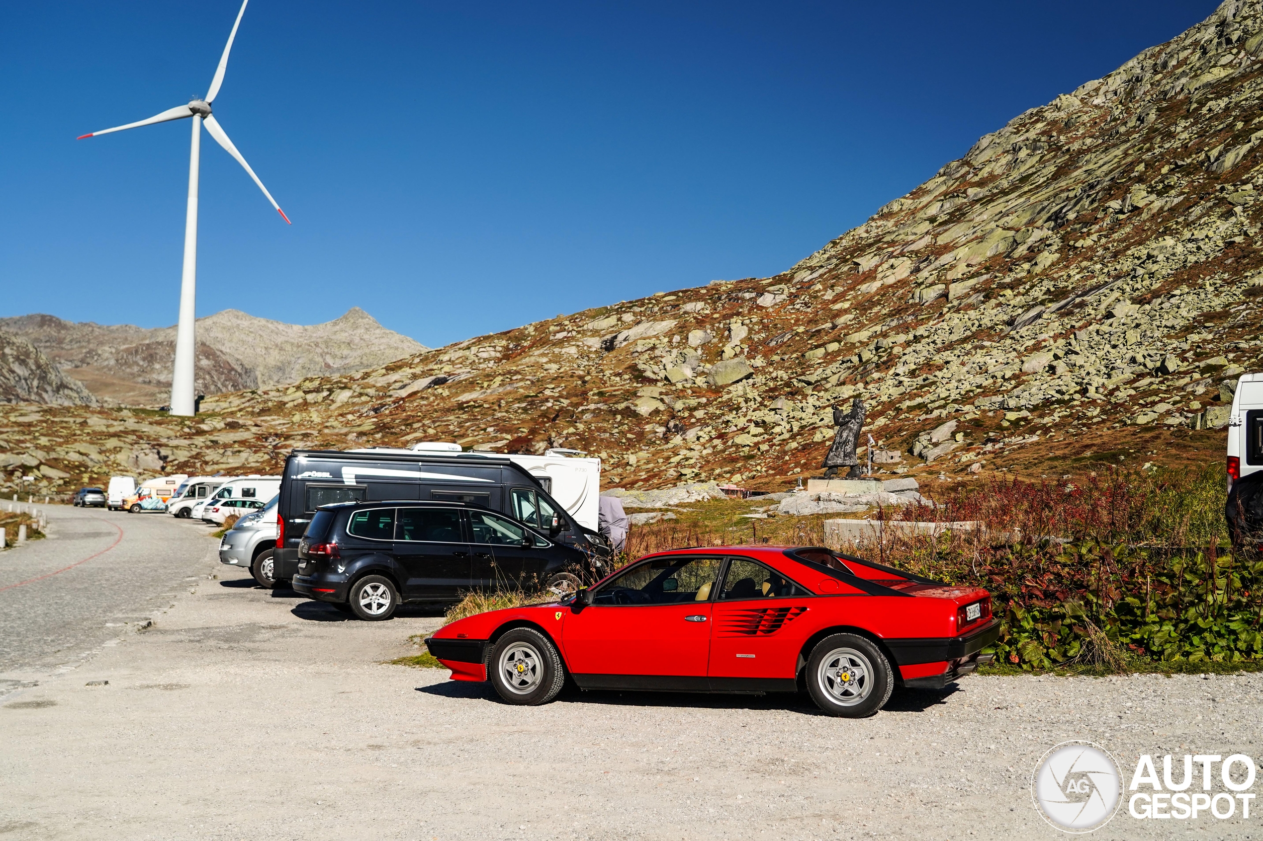 Ferrari Mondial speelt in de Zwitserse bergen