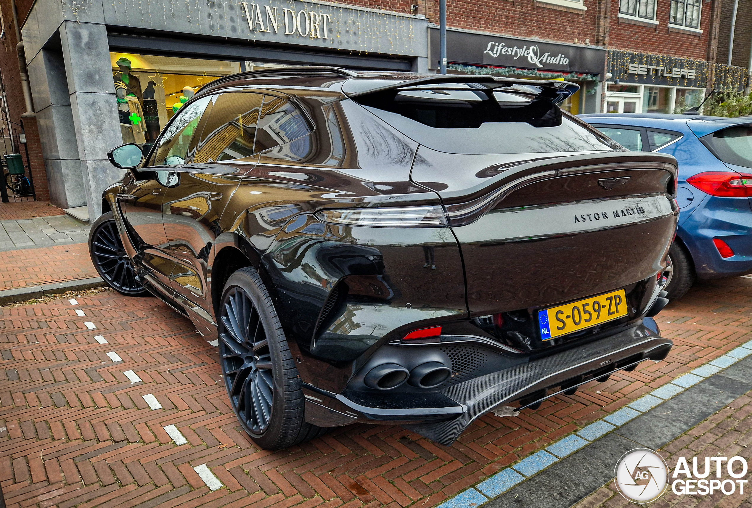 Aston Martin DBX707