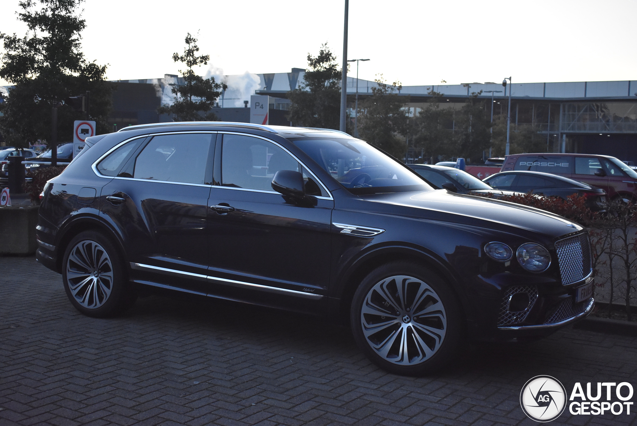 Bentley Bentayga Hybrid 2021