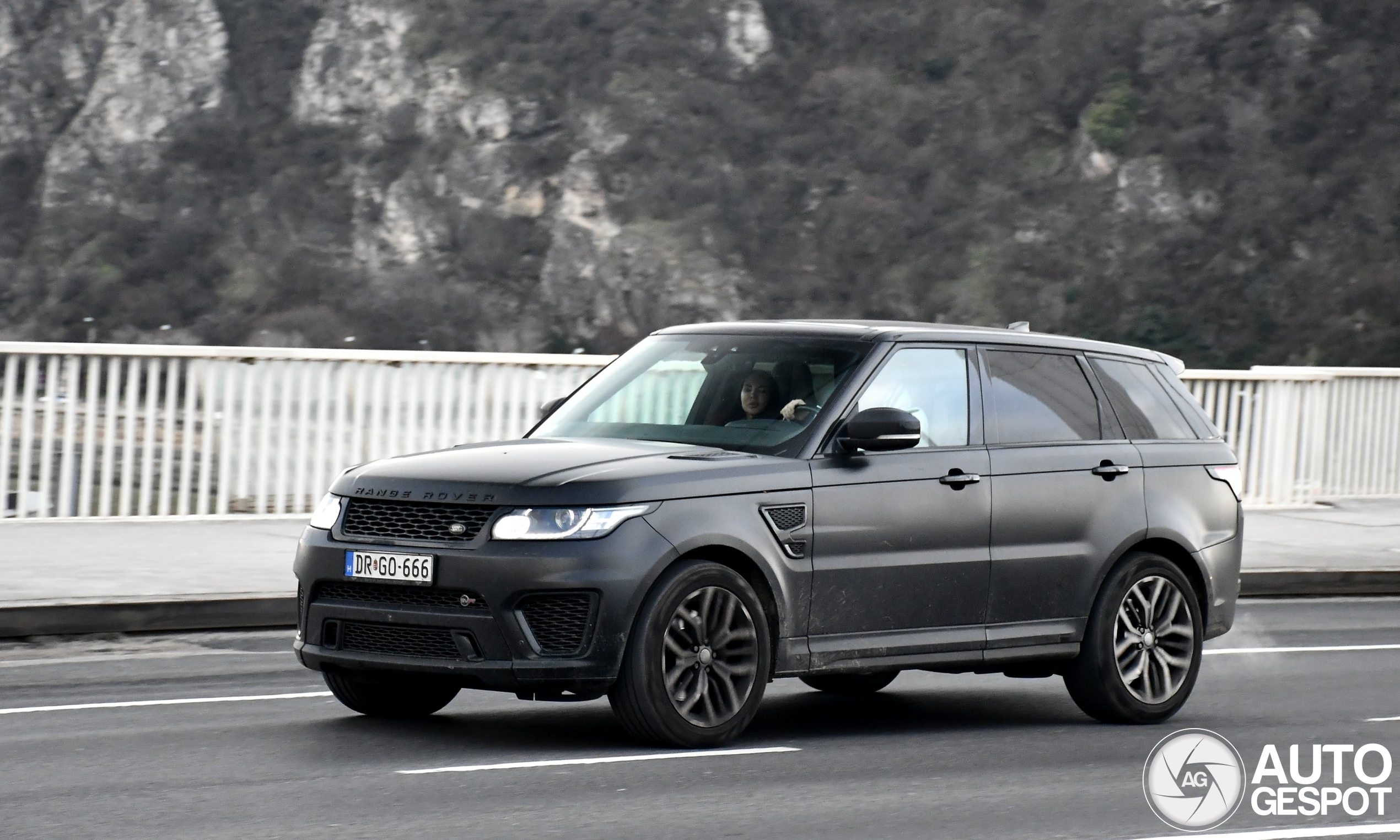 Land Rover Range Rover Sport SVR