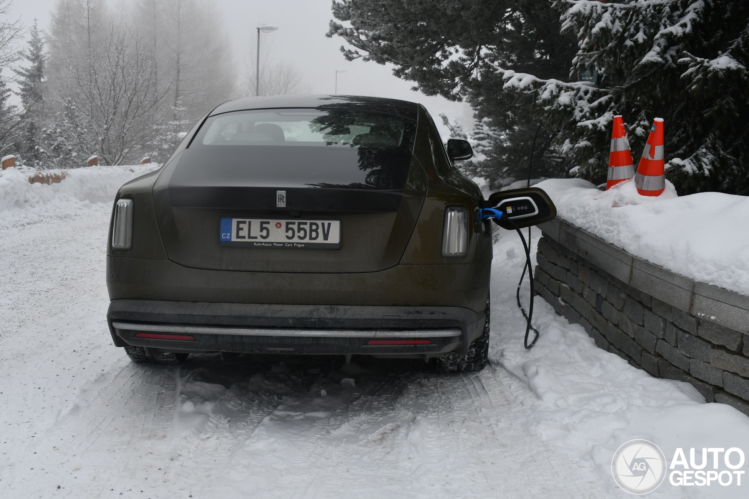 Rolls-Royce Spectre hangt aan het infuus