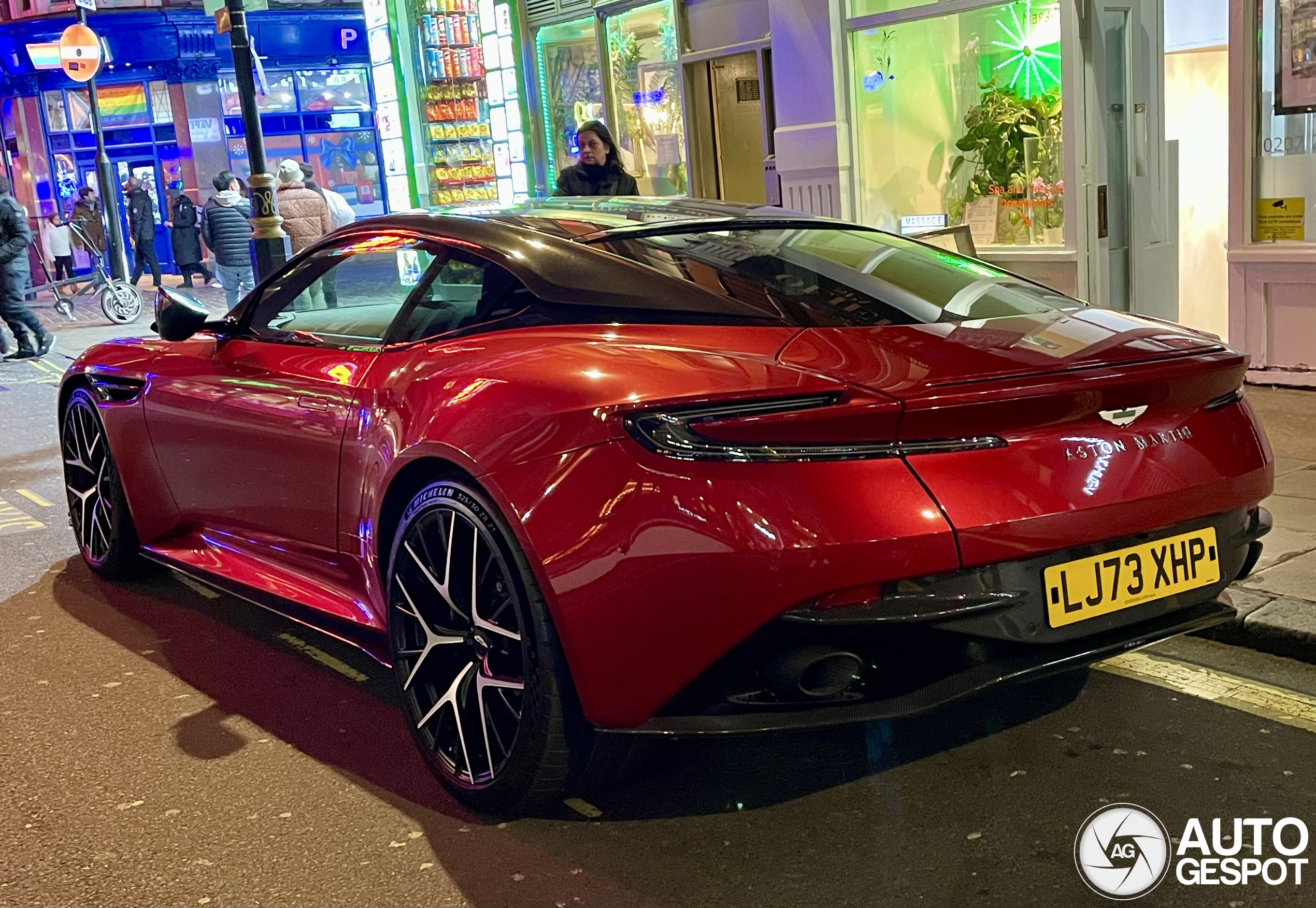 Aston Martin DB12 past perfect in Londens straatbeeld