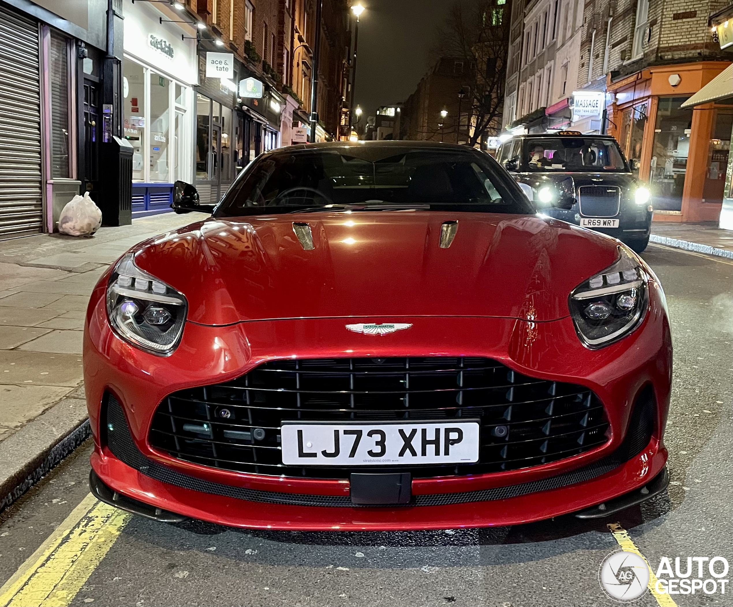 Aston Martin DB12 past perfect in Londens straatbeeld