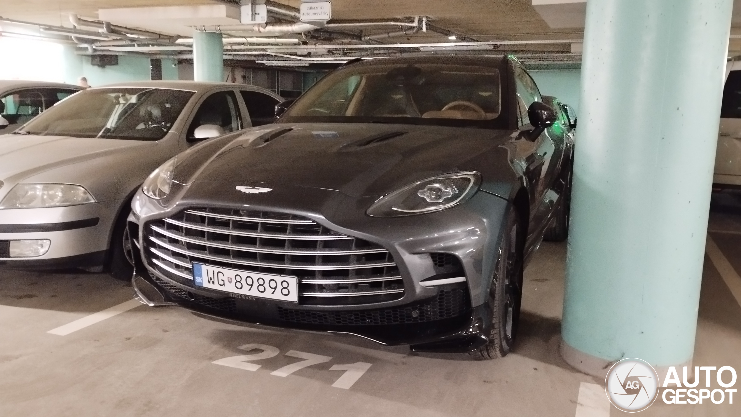 Aston Martin DBX707