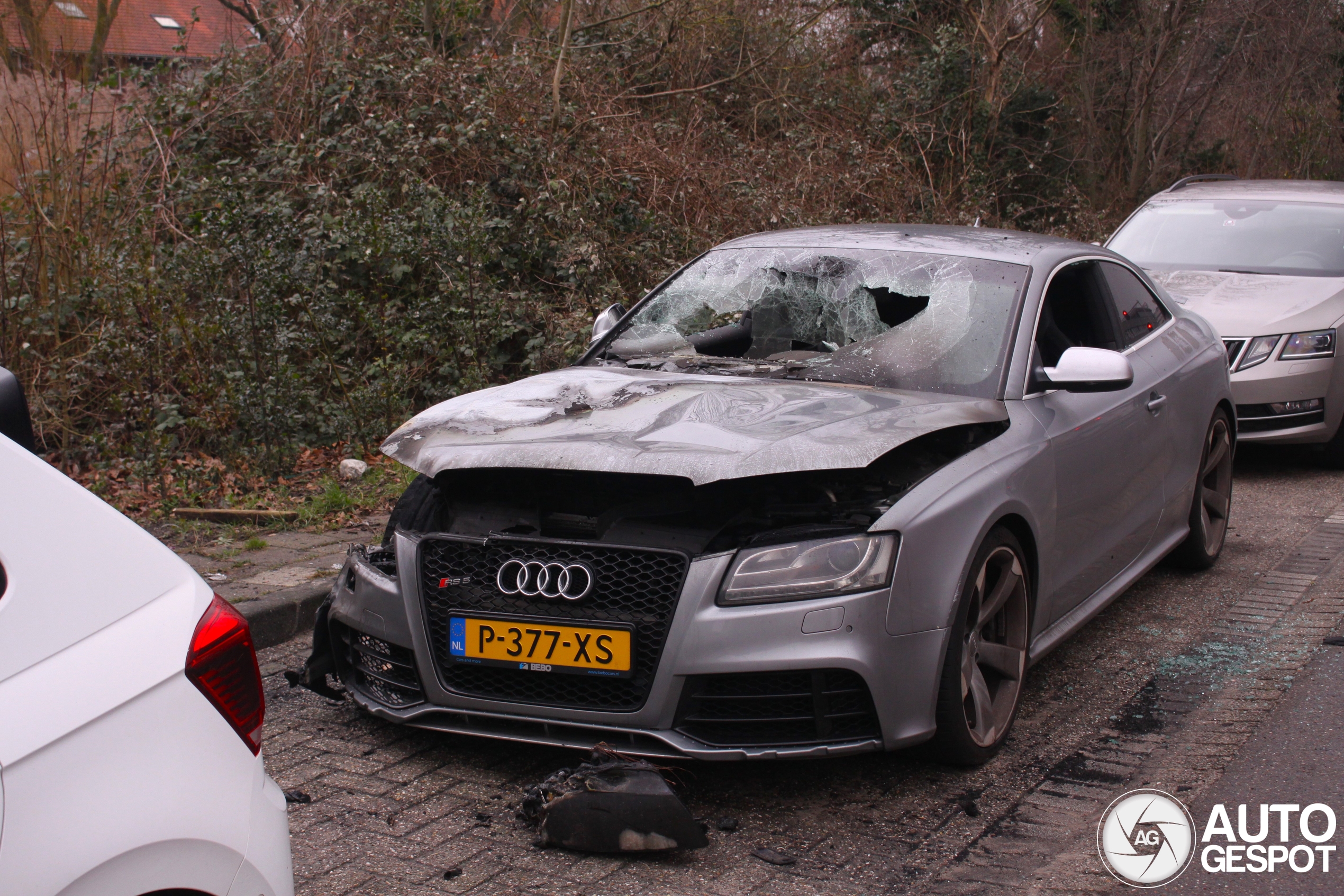 Audi RS5 geht in Den Haag in Flammen auf