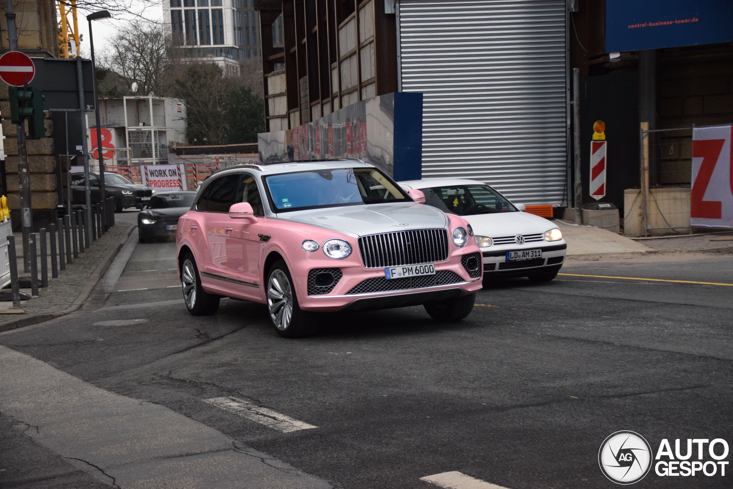 Deze Bentley lijkt aan gender reveals te doen