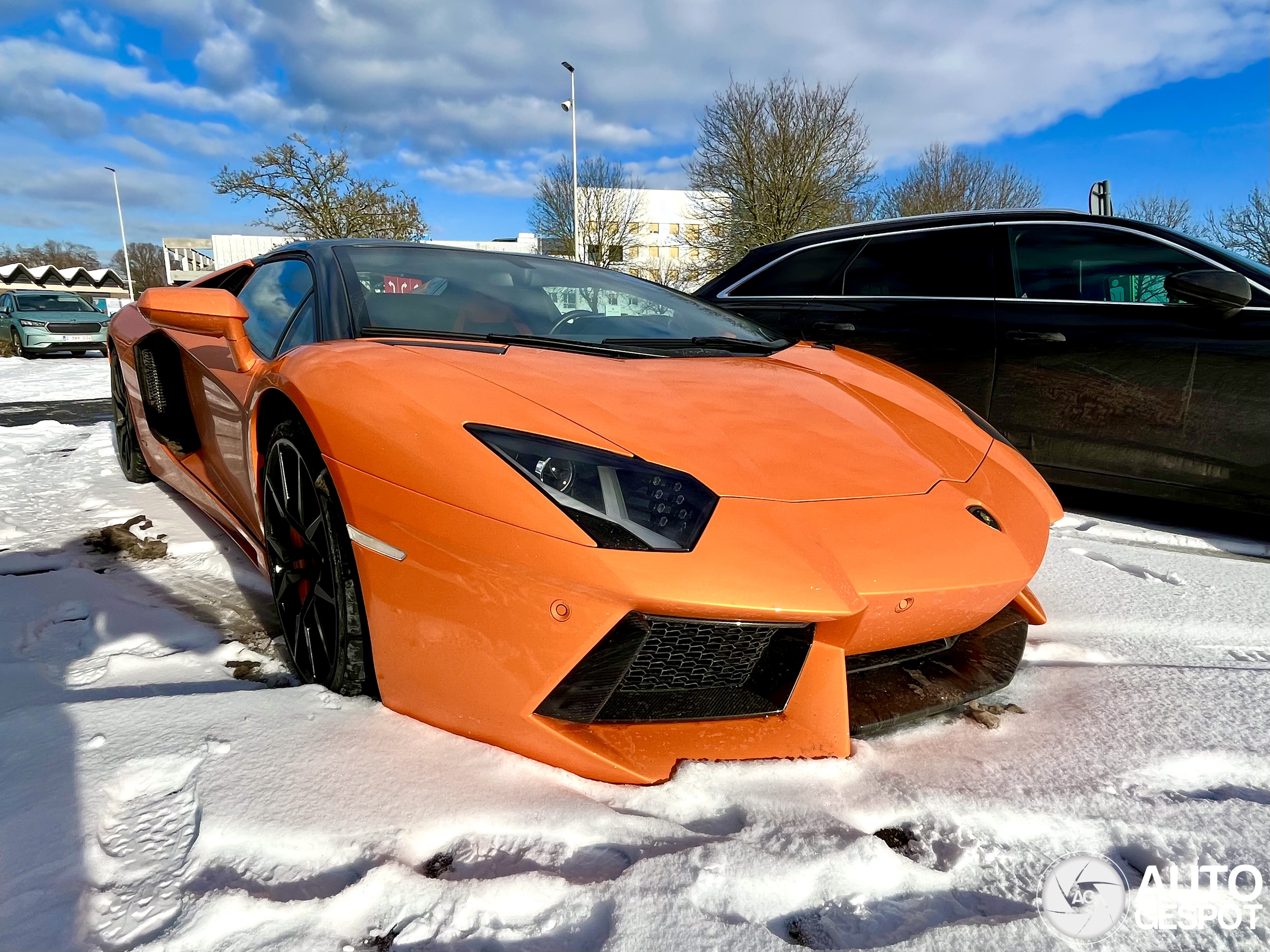 Lamborghini Aventador waagt het naar buiten te gaan
