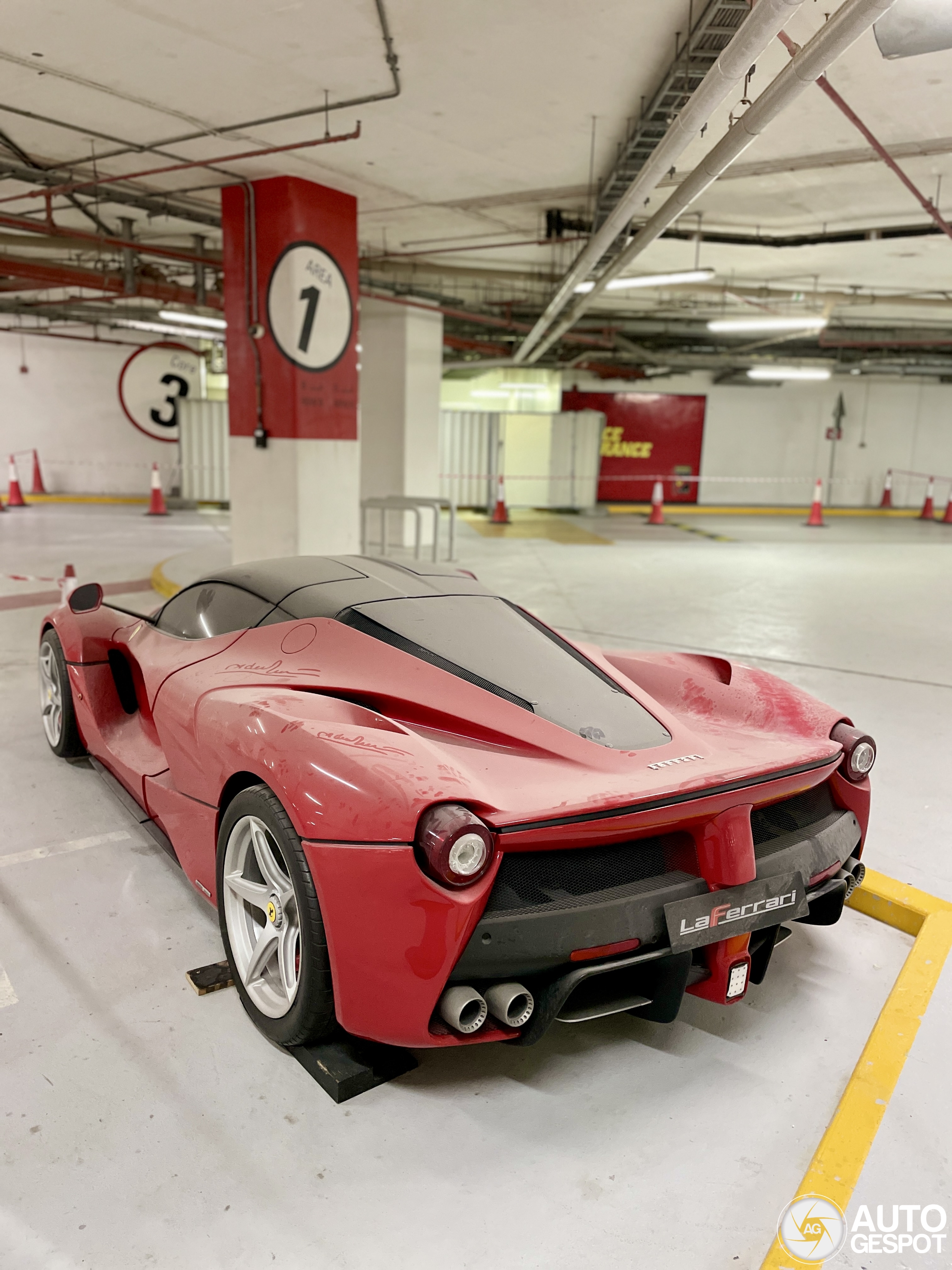 Do we see a neglected Laferrari here?
