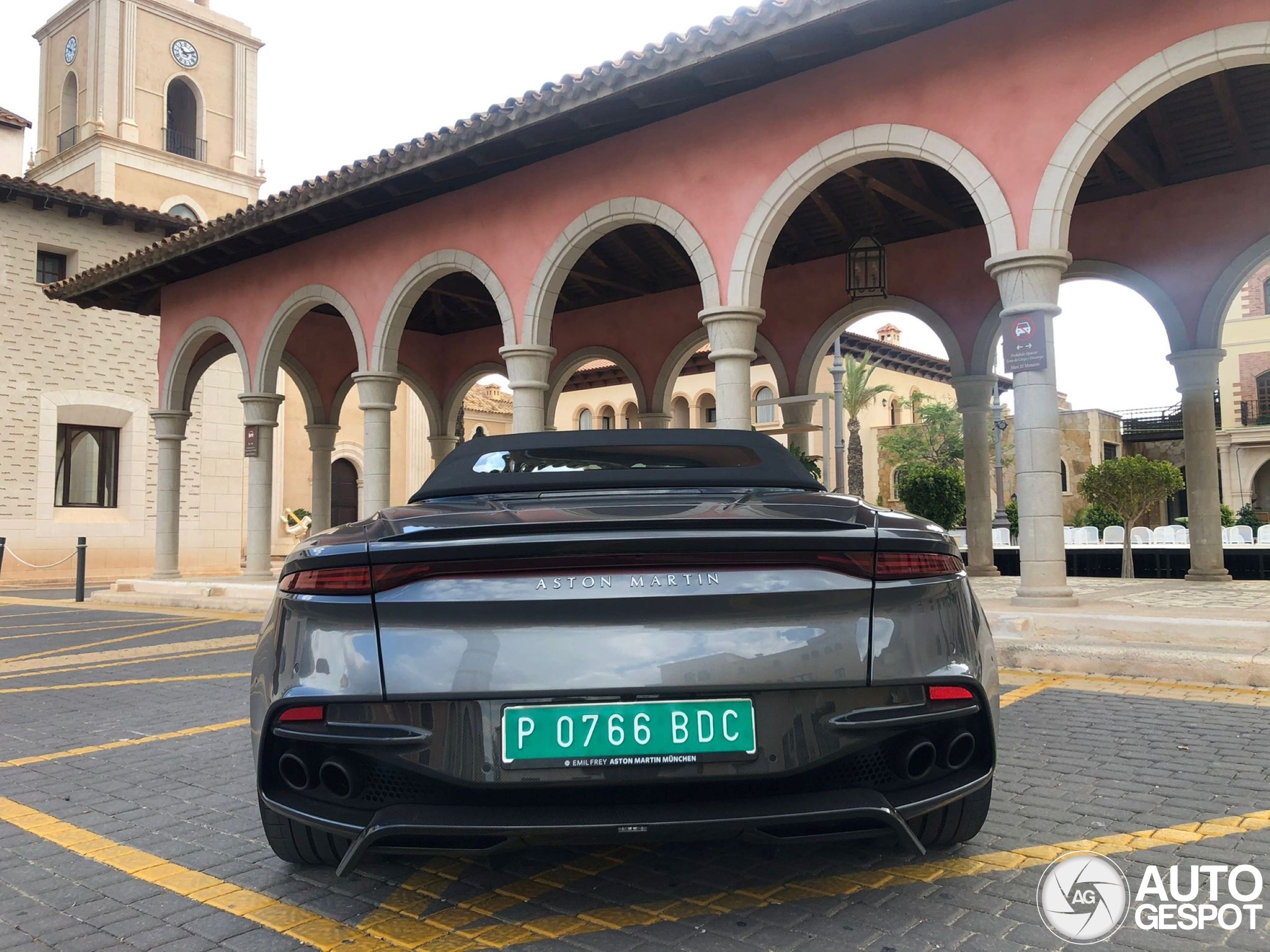 Aston Martin DBS Superleggera Volante