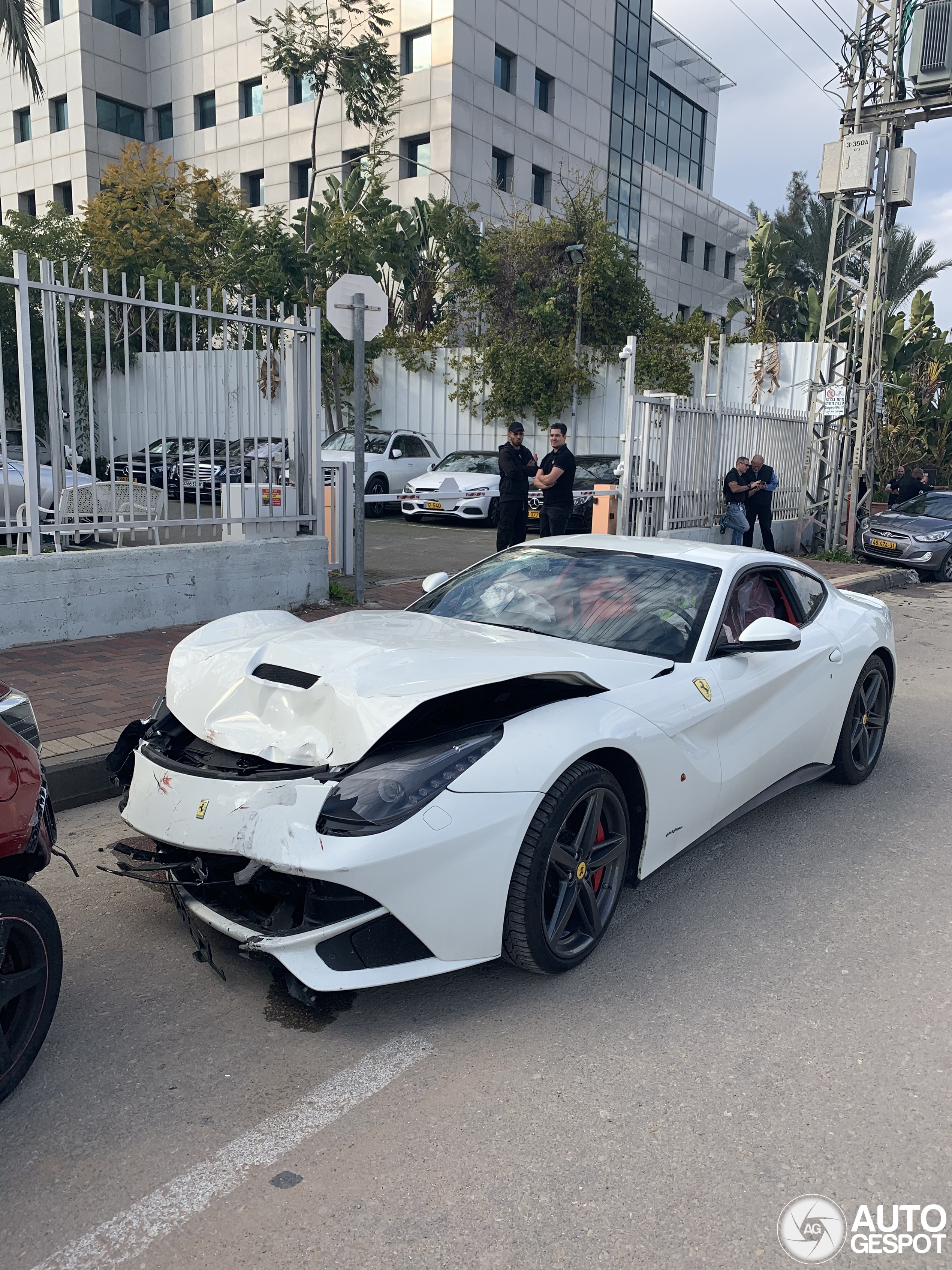 Ouch! Deze Ferrari F12 heeft betere tijden gekend