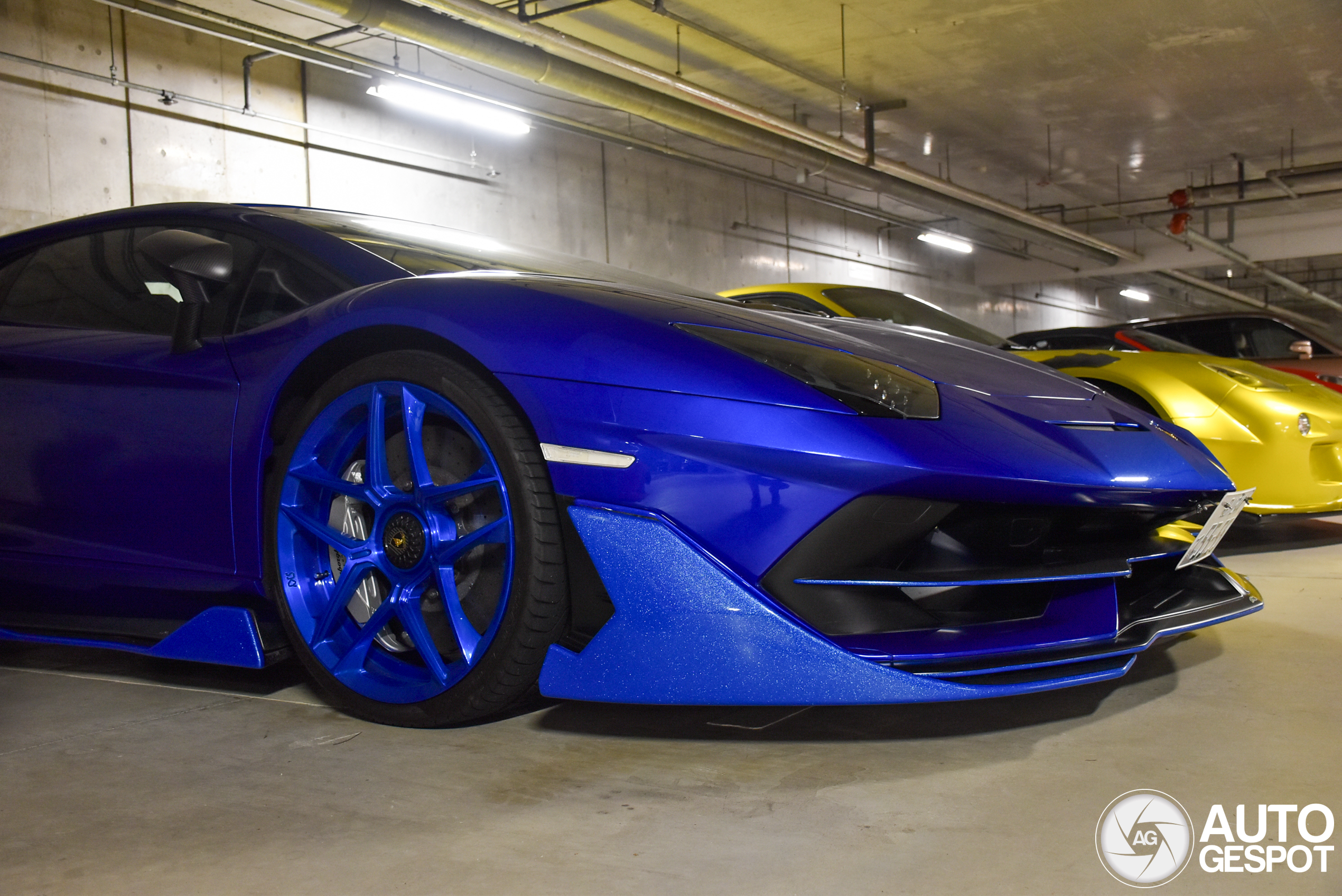 Knalblauwe Lamborghini is niet de meest opmerkelijke auto in deze combo