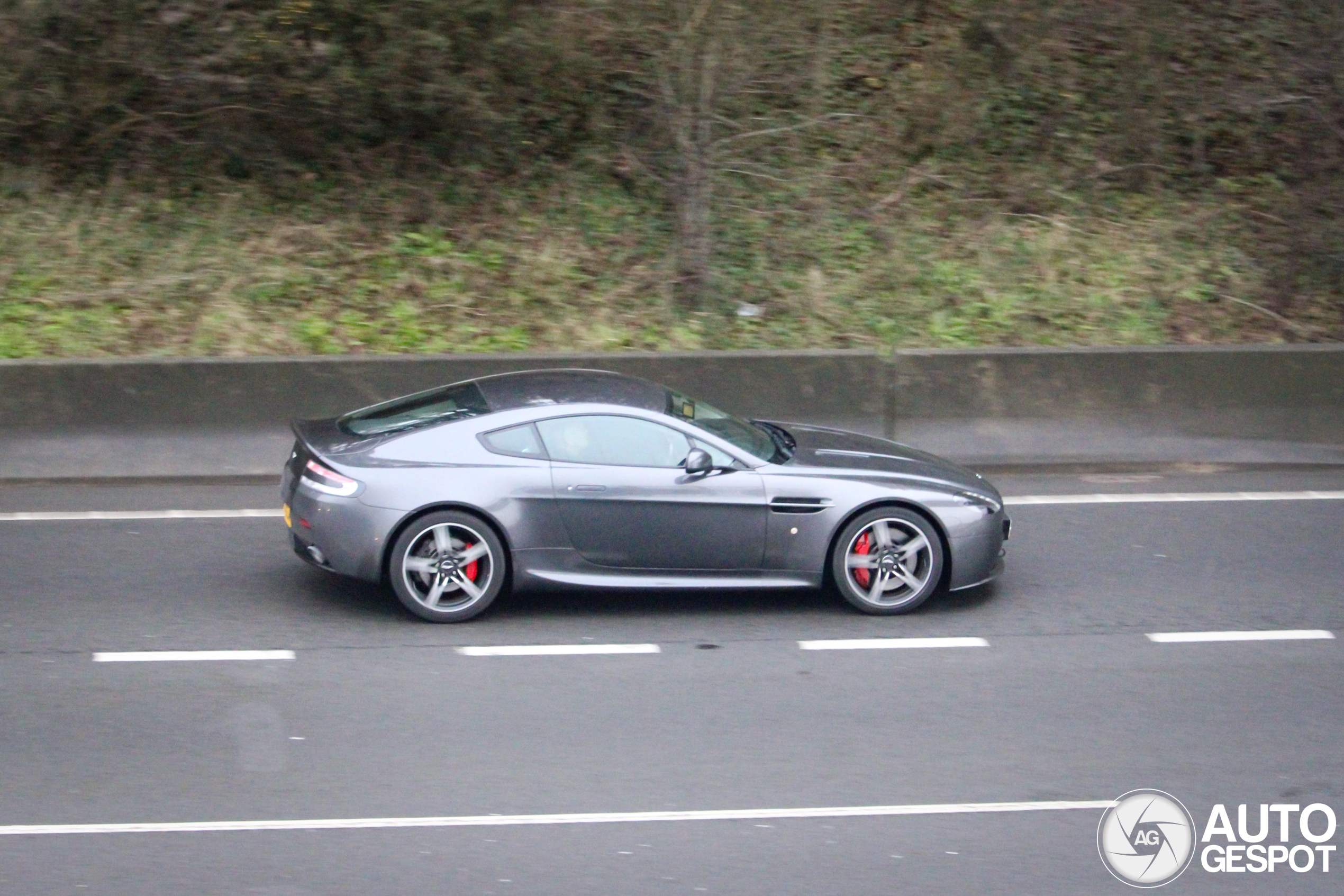 Aston Martin V8 Vantage 2012