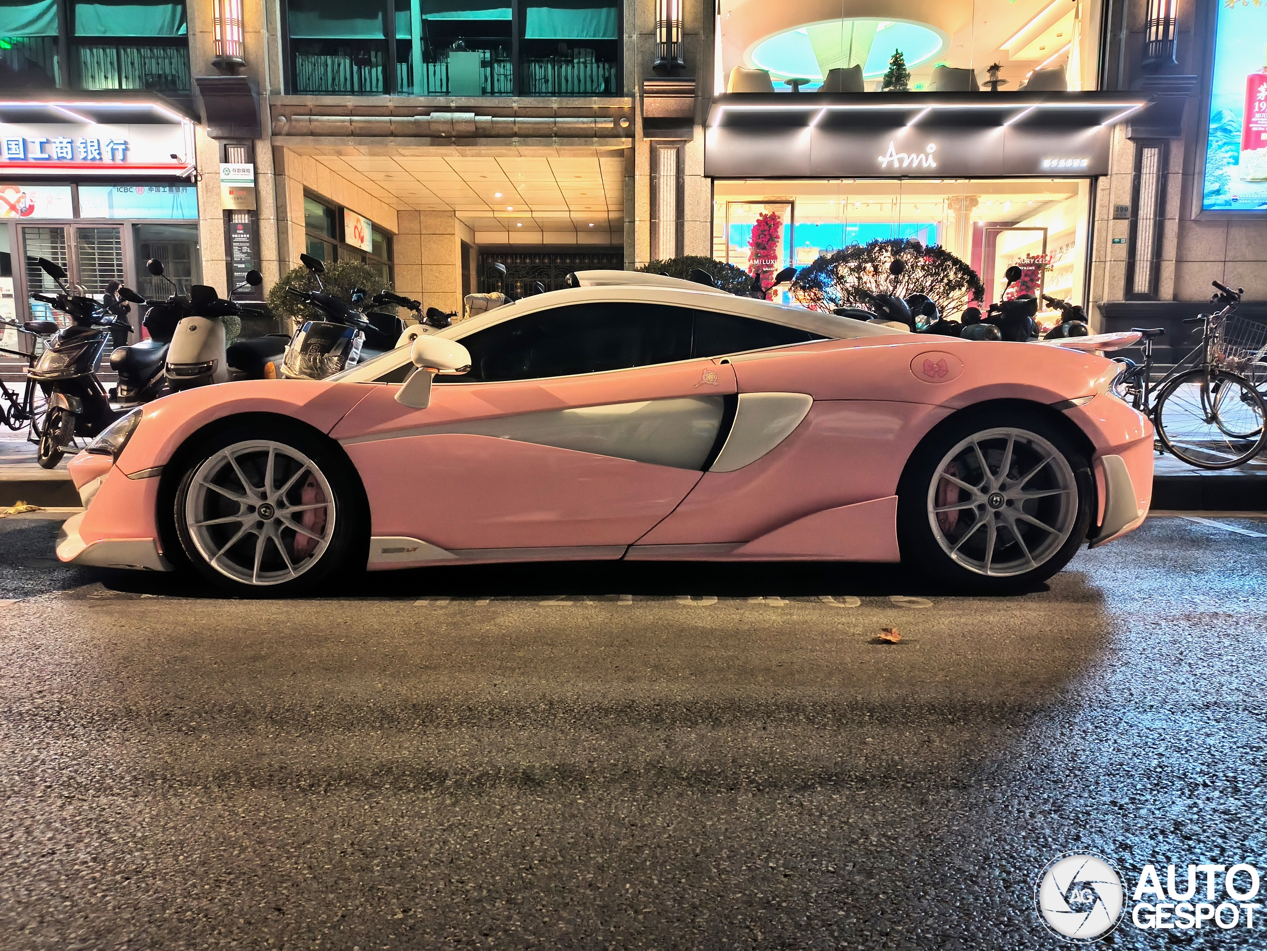 McLaren 600LT heeft een schattig kleurenschema