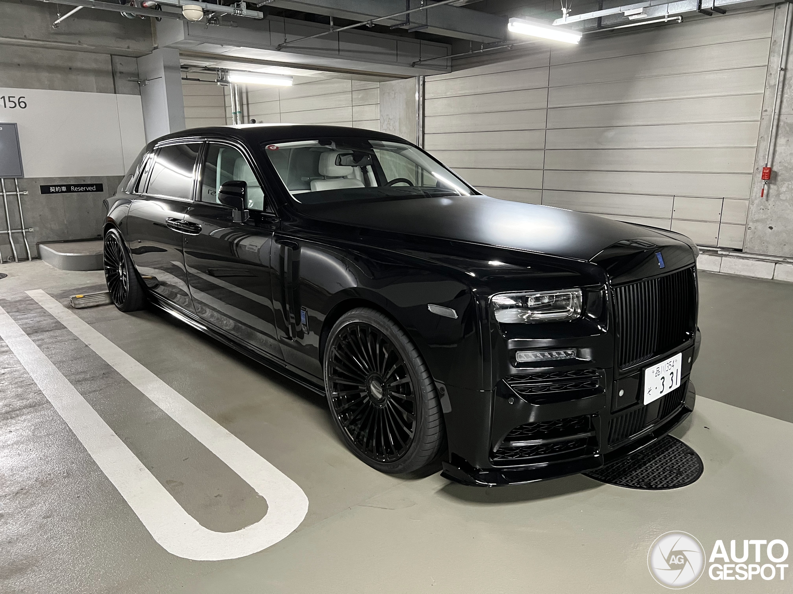 Rolls-Royce Phantom VIII EWB Series II Mansory